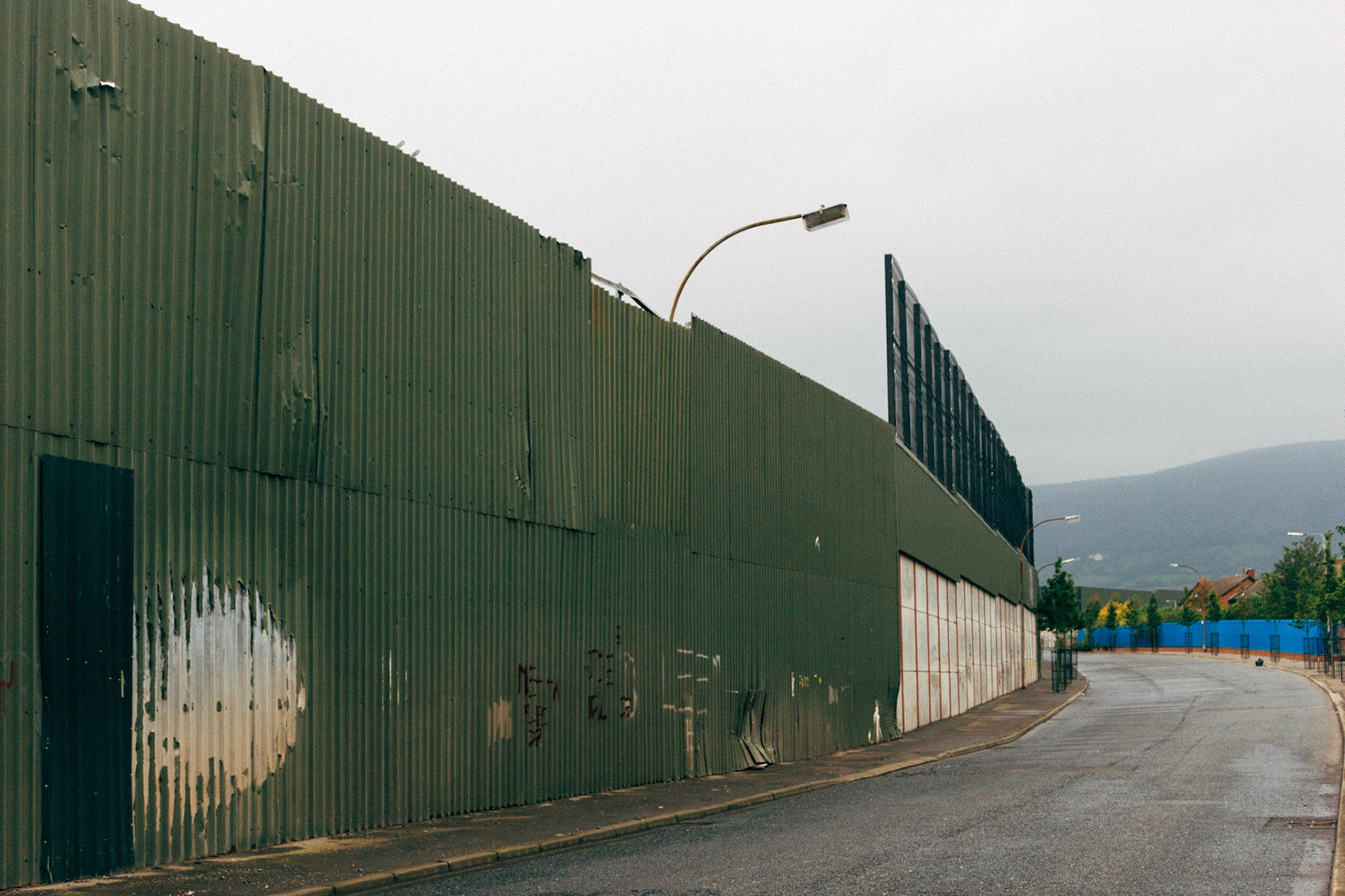 The Belfast City Tour. Lungo la Peace Line che divide Shankill Road, protestante, da Falls Road, cattolica. Le due vie partono parallele dal centro città verso la periferia e sono separate da una lunga peace line, lungo la quale si trovano i varchi per passsare da una parte all'altra della città.