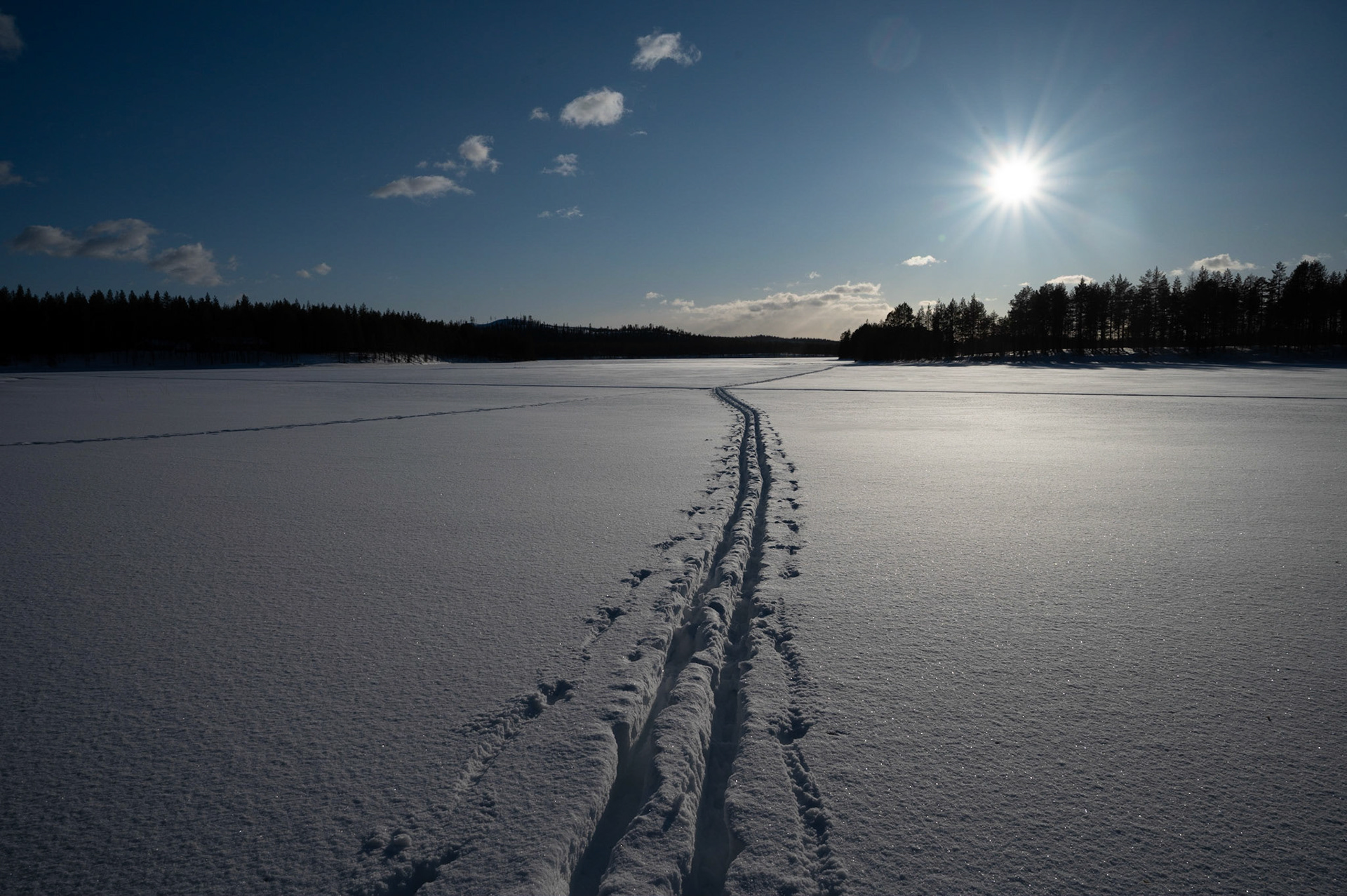 Keväinen järven jää kutsuu hiihtäjää.