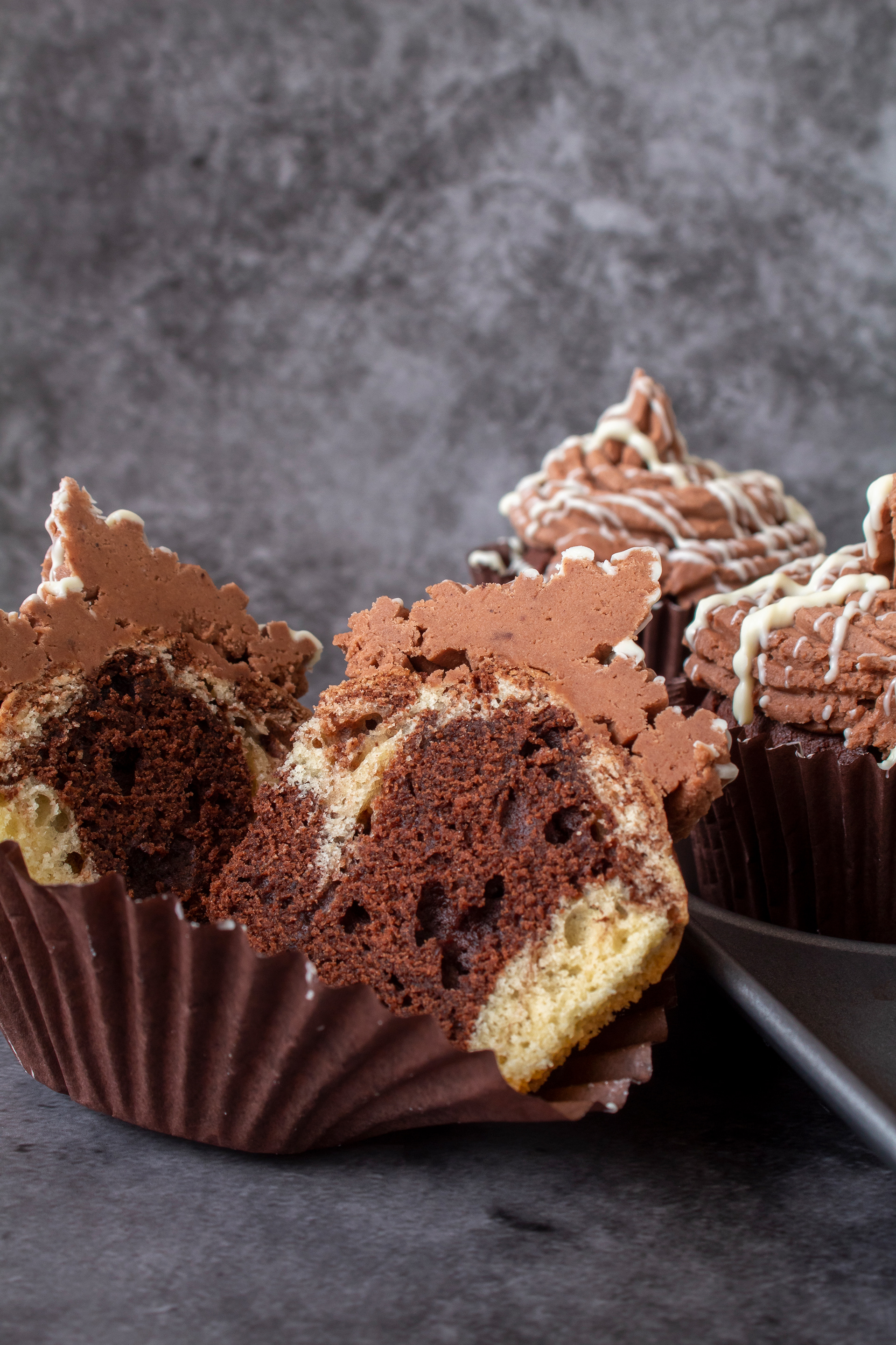CHOCOLATE AND VANILLA MARBLE CUPCAKES