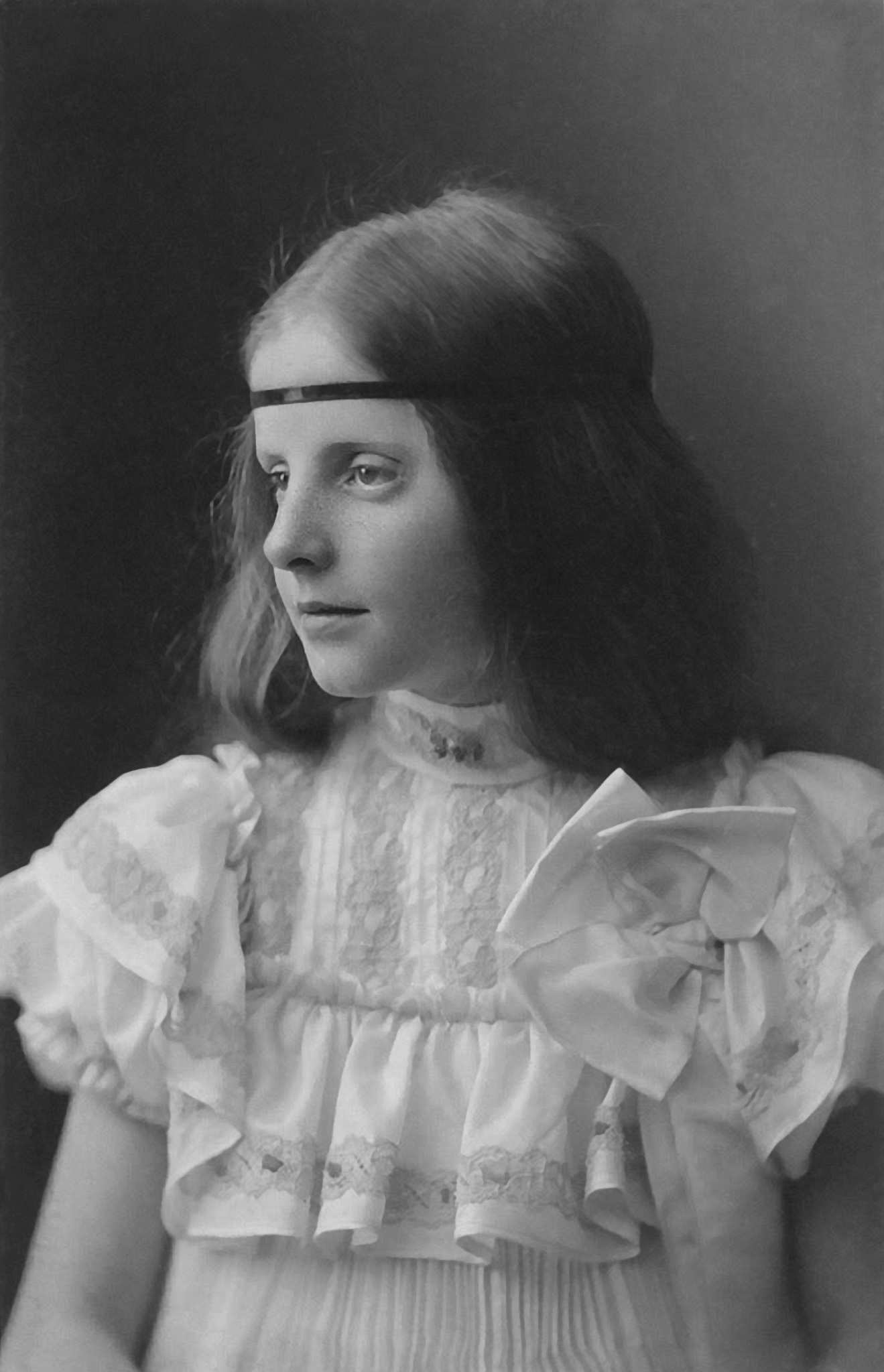 Portret van een meisje in witte strokenjurk met hoofdband, Albert Greiner, 1880 - 1887 • Original image from @rijksmuseum