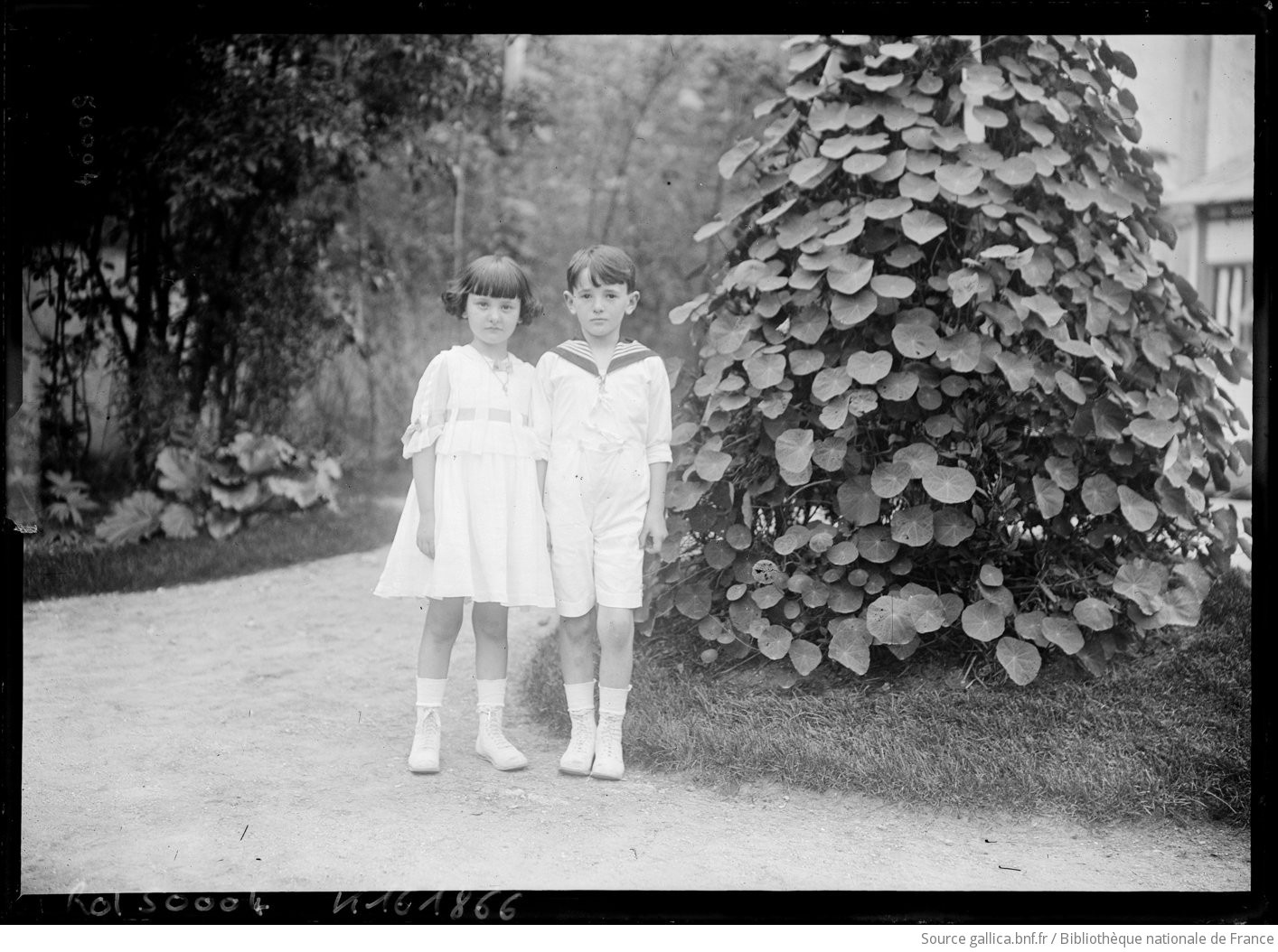 “Foyer jardin [deux enfants]” 📷 Agence Rol. Agence photographique, c. 1917  Original image from @gallicabnf