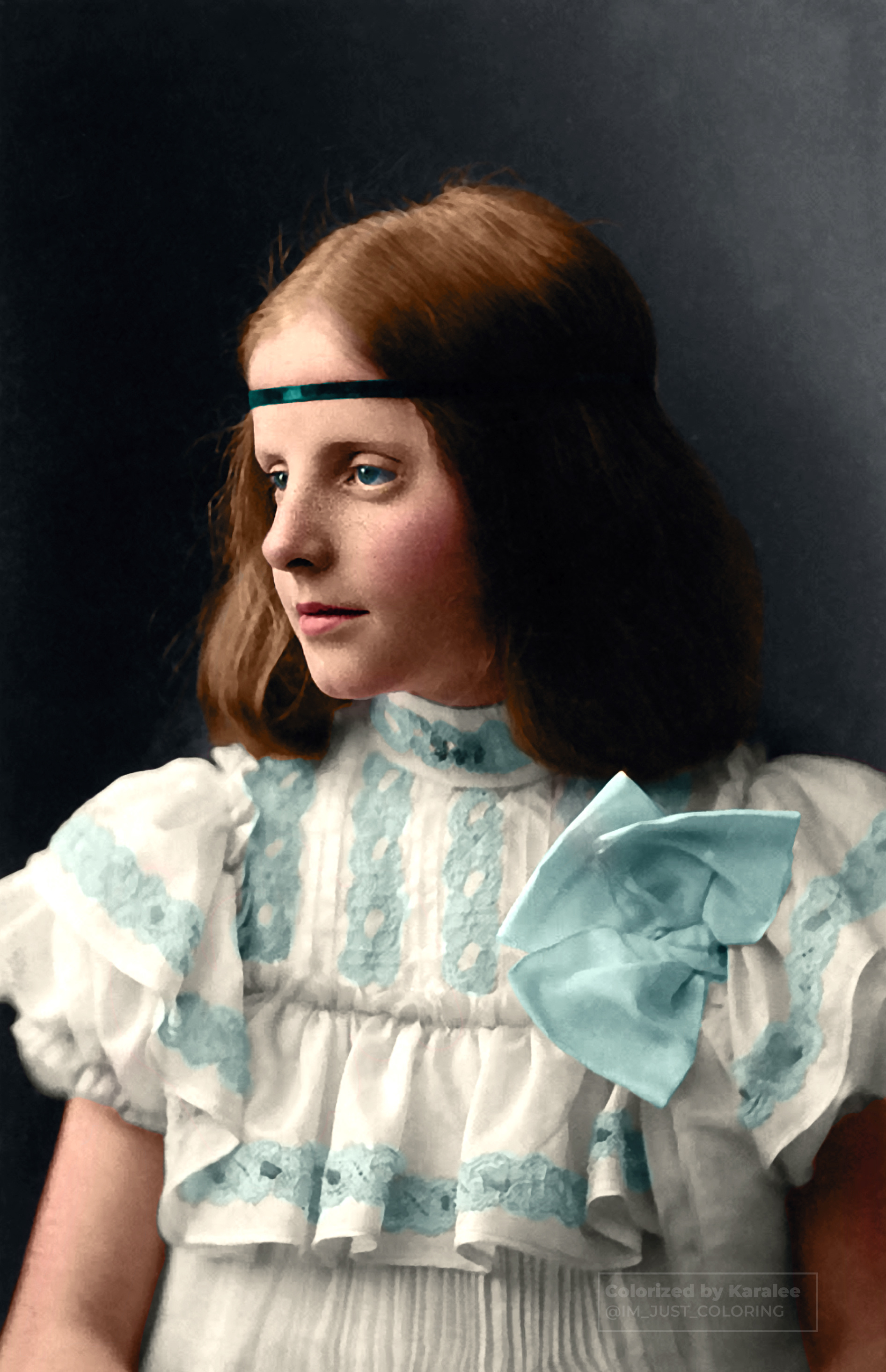 Portret van een meisje in witte strokenjurk met hoofdband, Albert Greiner, 1880 - 1887 • Original image from @rijksmuseum