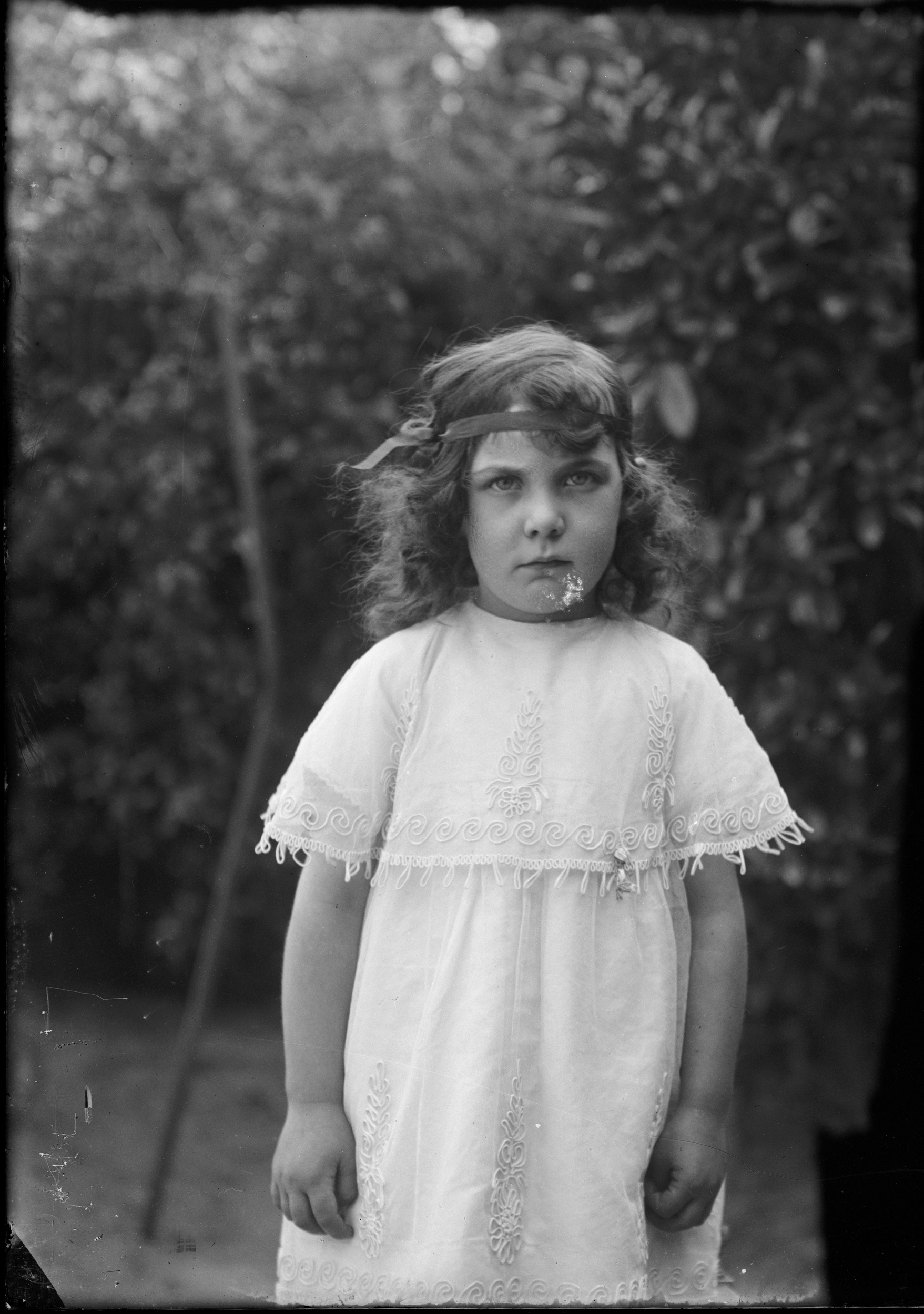 “Portrait d'enfant”  📷Rault Henri, c. 15 mai 1924.  Original image from @museedebretagne. Négatif sur verre Numéro d'inventaire - 2010.0031.5153.3