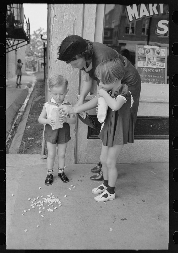“Mother with two children with popcorn, National Rice Festival, Crowley, Louisiana” 📸 Russell Lee, 1938 • Original image from @librarycongress