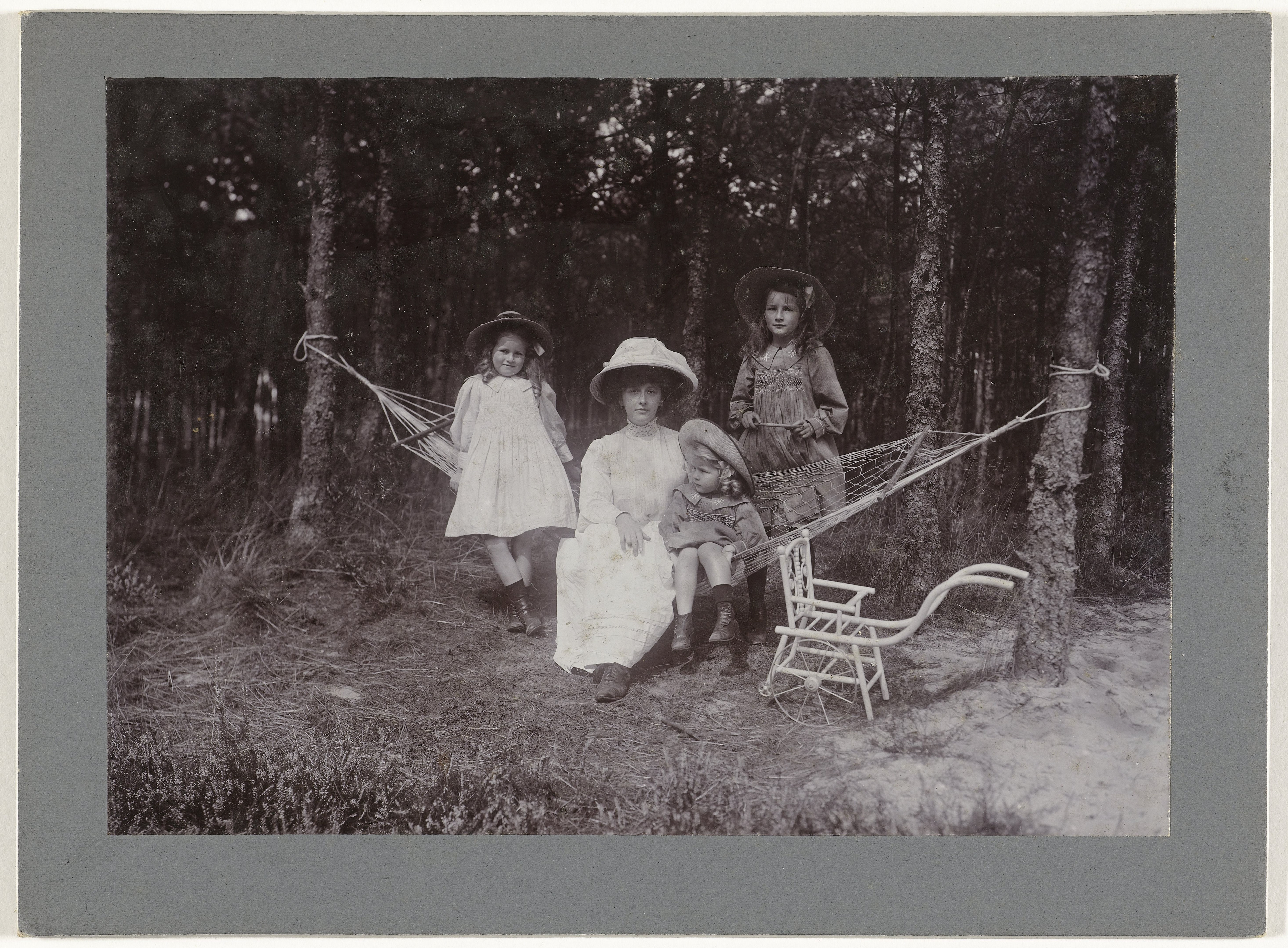 “Drie kinderen van de fotograaf (Renée, Irène en Sacha) met hun 'undernurse' Daisy in een bos.” • 📷 Henry Pauw van Wieldrecht ca. 1910 • Original image from @rijksmuseum