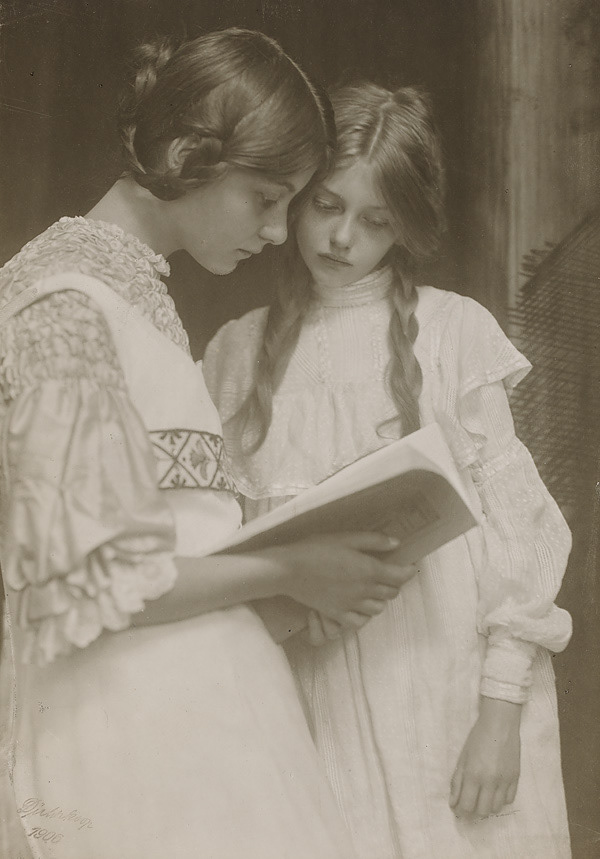 “Gertrude und Ursula Falke.” 1906.  Original image from @preusmuseum