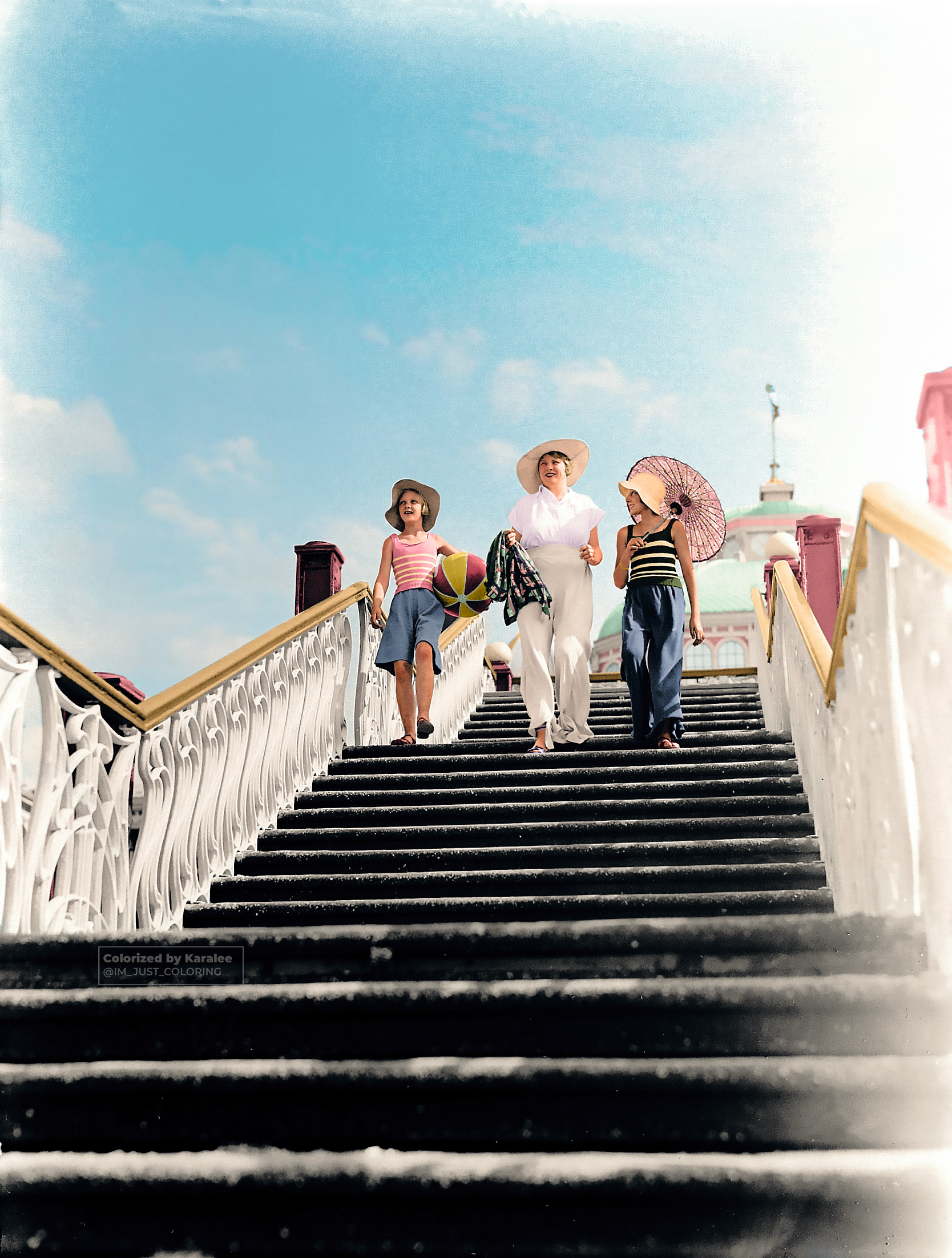 “Zuid Holland, Netherlands. Van de Polls vrouw Nell Langlais en zijn stiefdochters Renée en Hans op een trap aan de boulevard van Scheveningen.” 📸 1933  Original image from @nationaalarchief