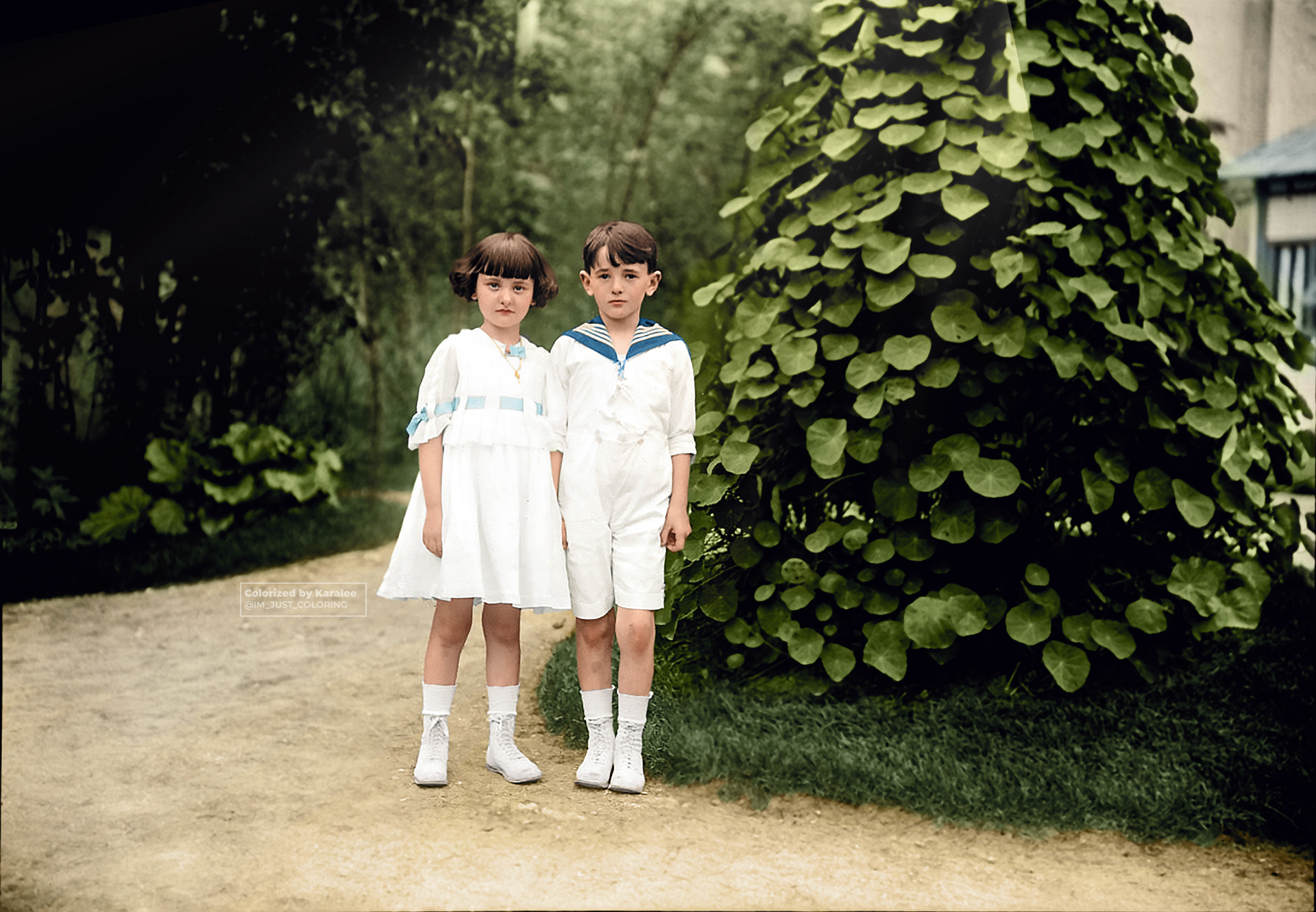 “Foyer jardin [deux enfants]” 📷 Agence Rol. Agence photographique, c. 1917  Original image from @gallicabnf