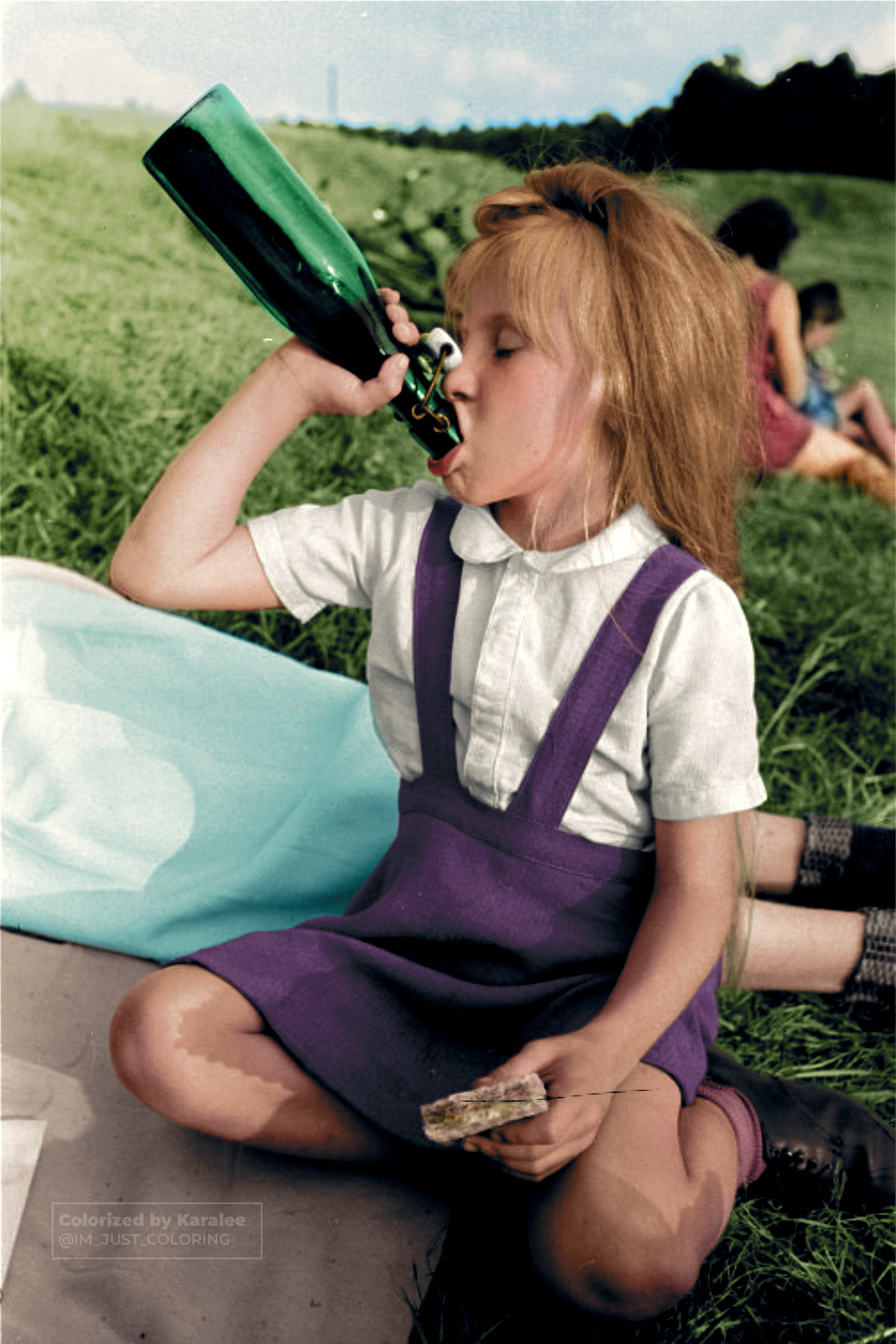 Rössing, Roger & Rössing, Renate- Mädchen, aus einer Flasche trinkend, 1952  Original image from Deutsche Fotothek