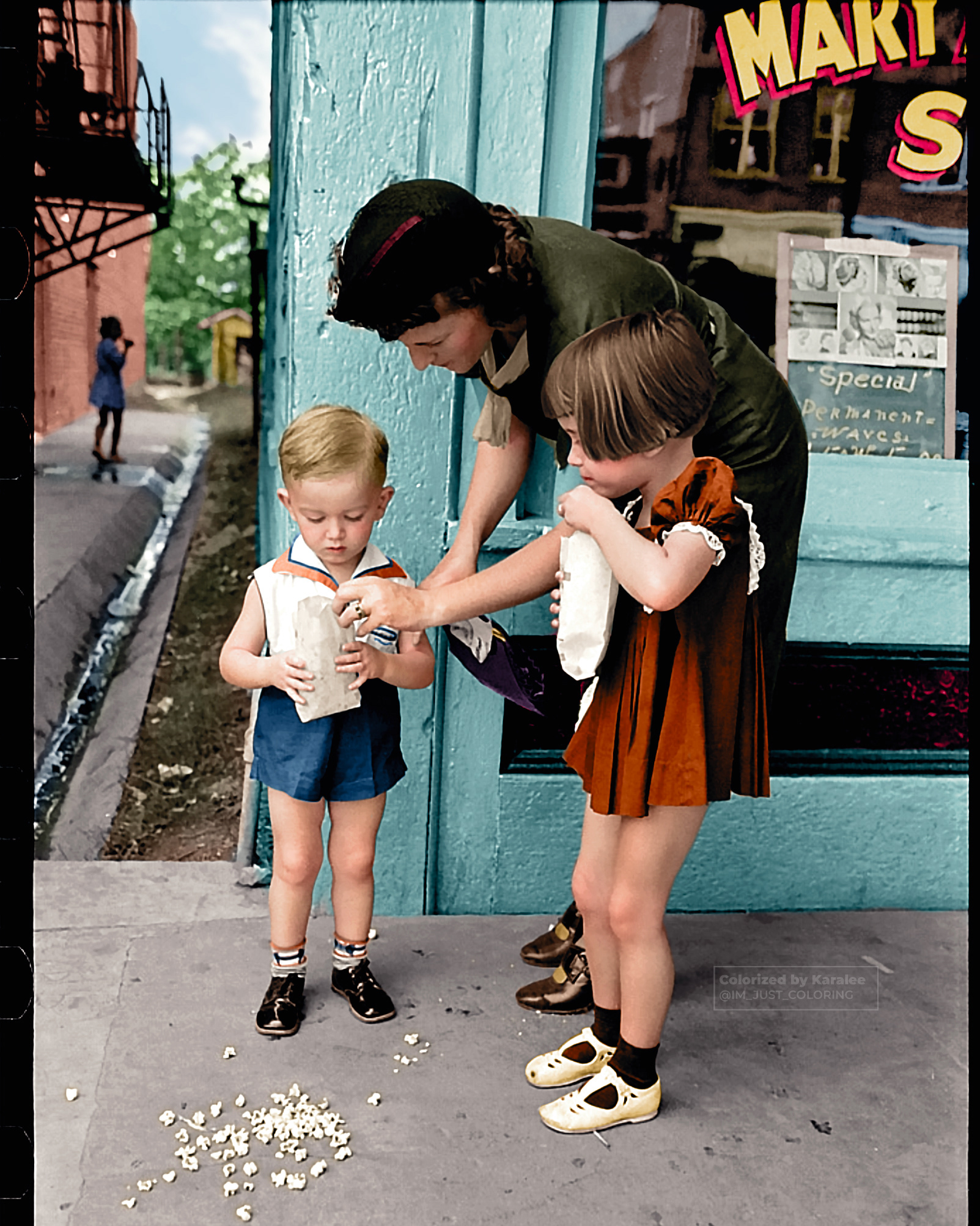 “Mother with two children with popcorn, National Rice Festival, Crowley, Louisiana” 📸 Russell Lee, 1938 • Original image from @librarycongress
