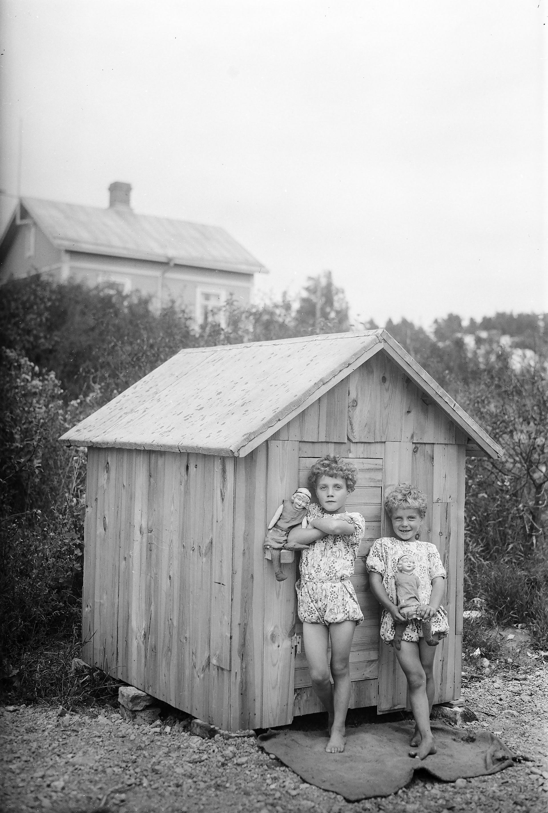 “Two children with dolls in the yard; Hämeentie 66” 📸 Niemi H. Attila  Original image from @finna.fi
