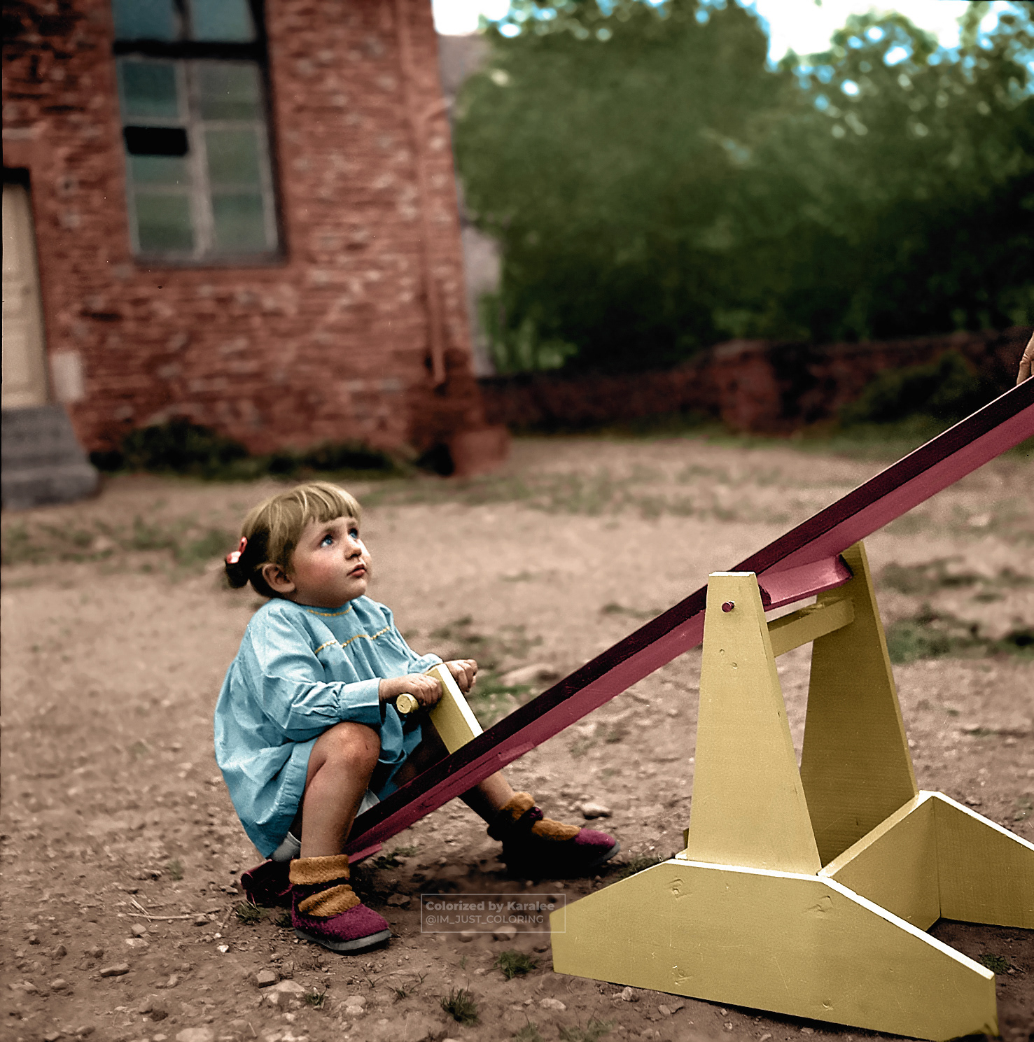 “Enfant sur un tape-cul” Négatif sur film Numéro d’inventaire - 2017.0015.1457 📷 Ghislaine de Ficquelmont; c. 2e moitié du 20e siècle.  Original image from @museedebretagne