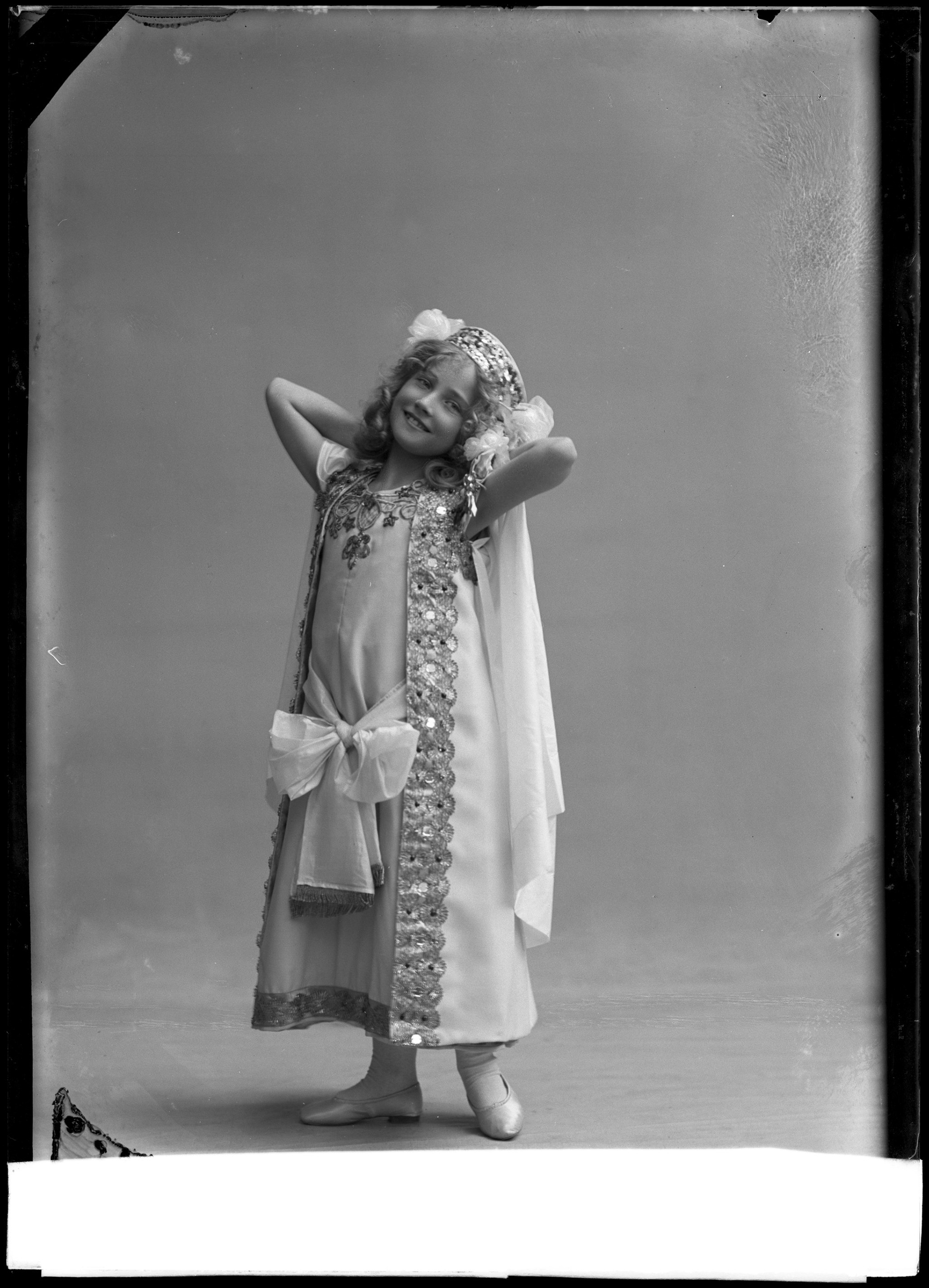 “Greta Strandin in den glada ankan som varietediva at djurgardsteatern” 1907  Original image from Musikverket (Swedish Performing Arts Agency)