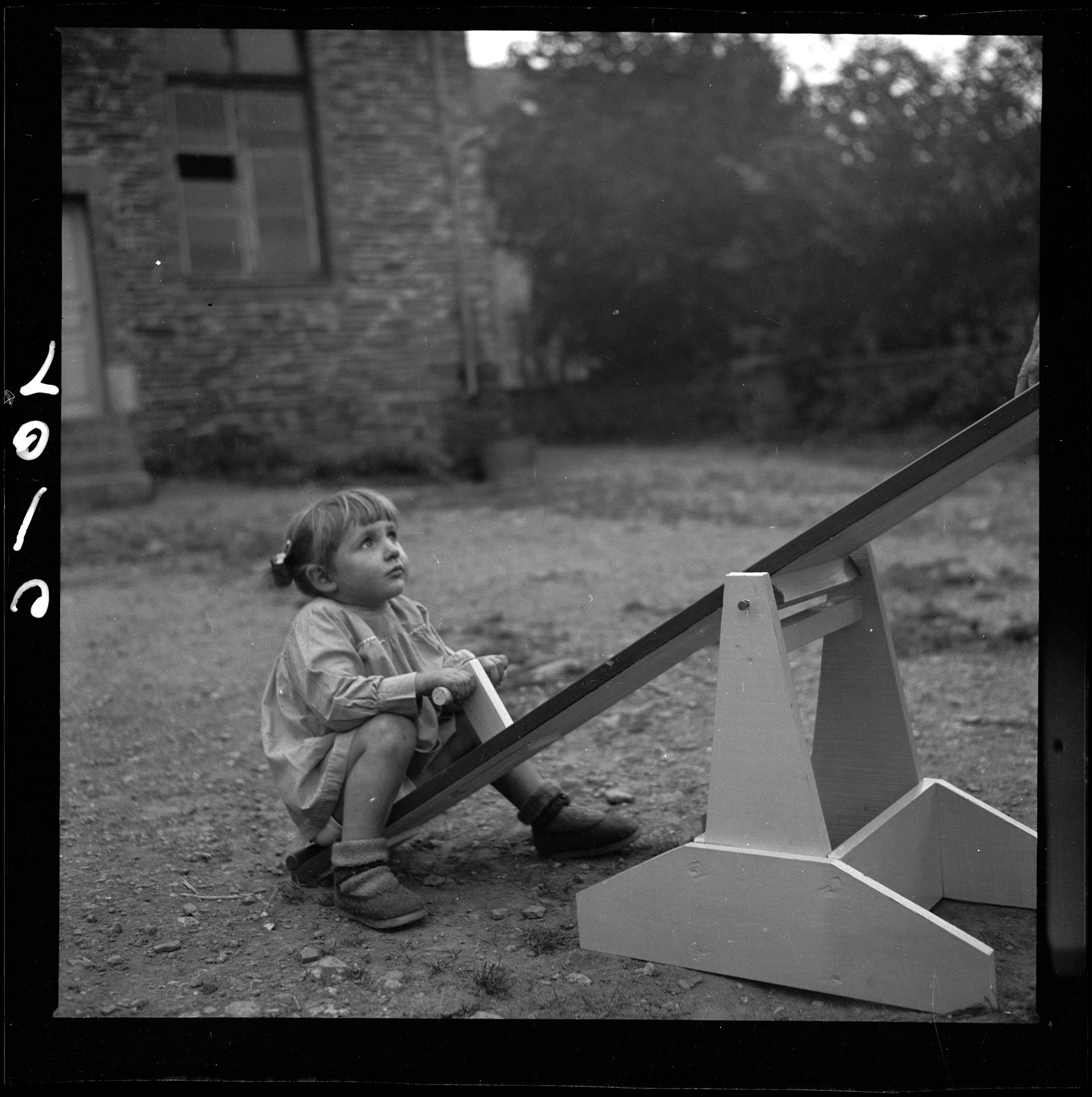 “Enfant sur un tape-cul” Négatif sur film Numéro d’inventaire - 2017.0015.1457 📷 Ghislaine de Ficquelmont; c. 2e moitié du 20e siècle.  Original image from @museedebretagne