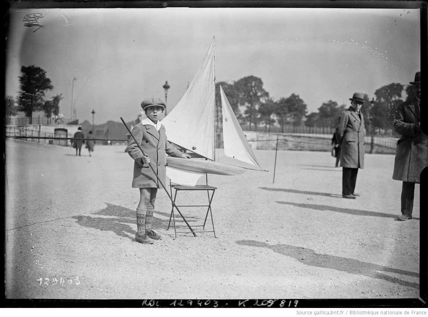 “concours de bateaux, André Georges, 7 ans 1_2, gagnant des bateaux de 1 m” 📸 Agence Rol. Agence photographique c.1928  Original image from @gallicabnf