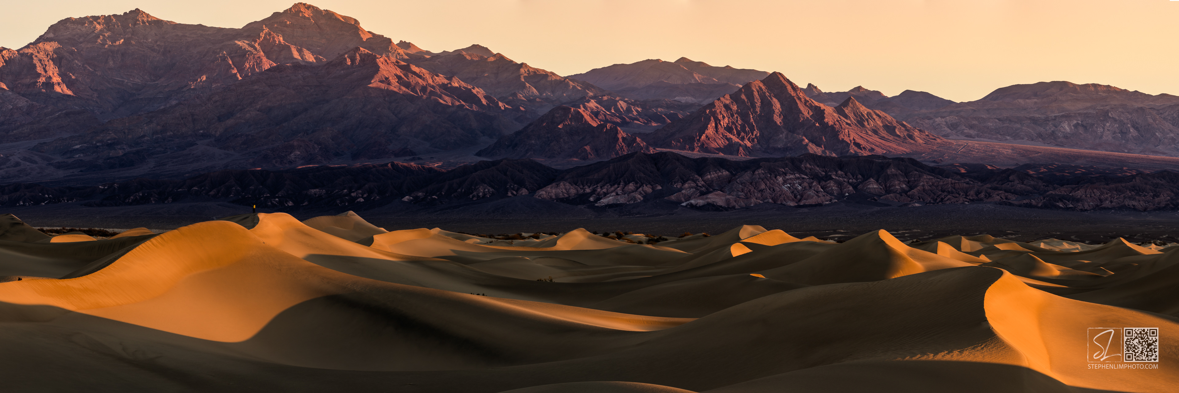 Mars:  A martian desert landscape of soft and hard edges