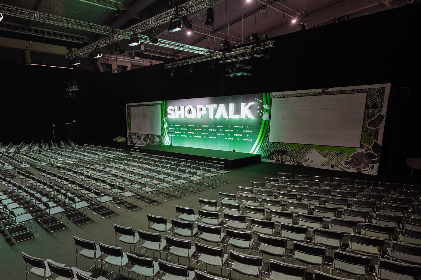 Spade track stage inside