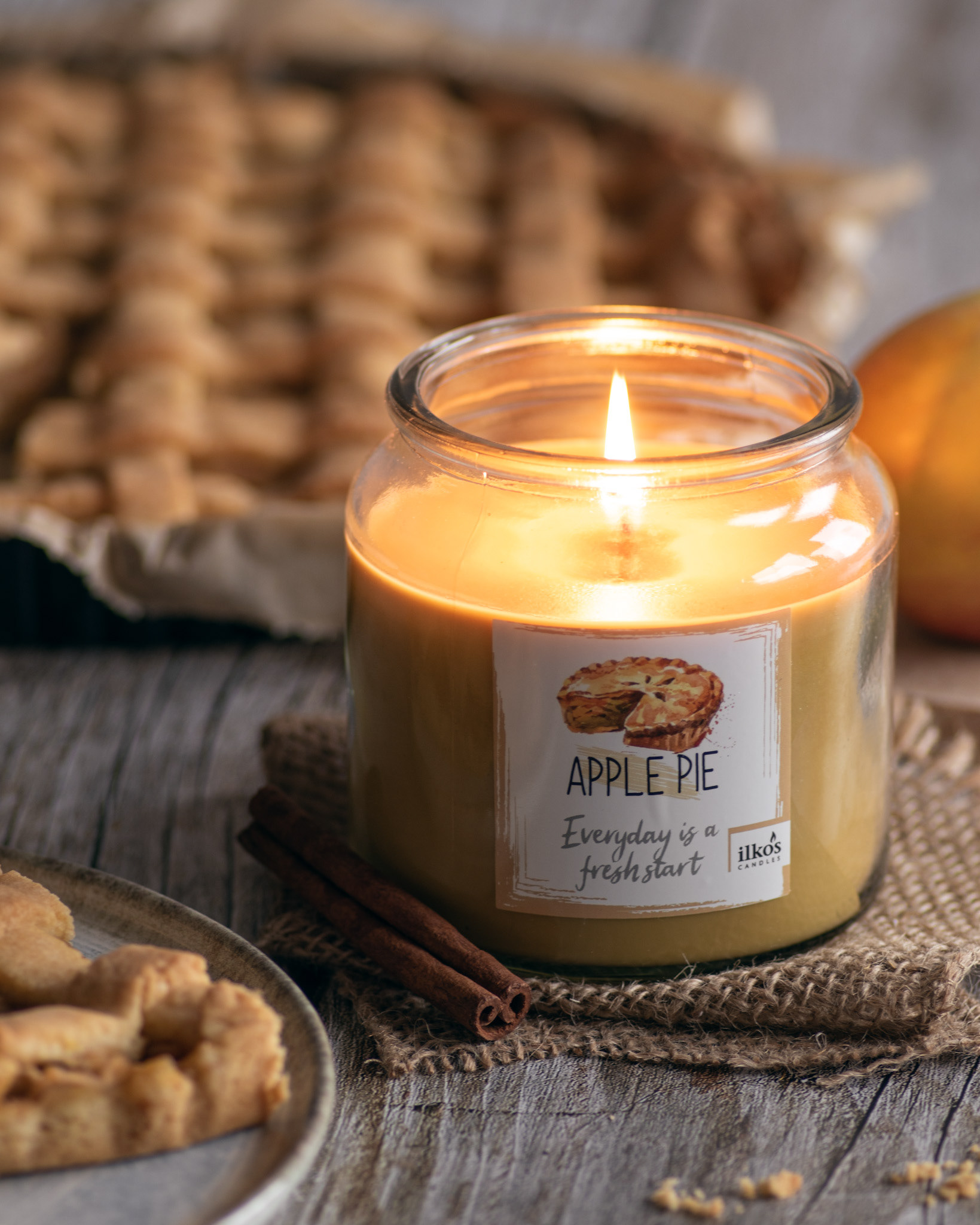 scented candle with apple pie