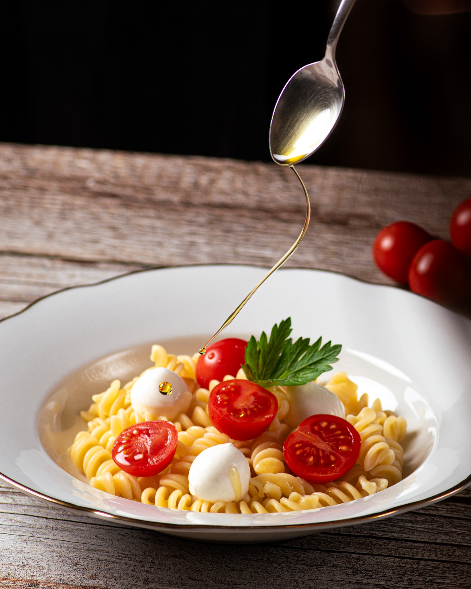 pasta with olive oil, mozzarella and tomatoes