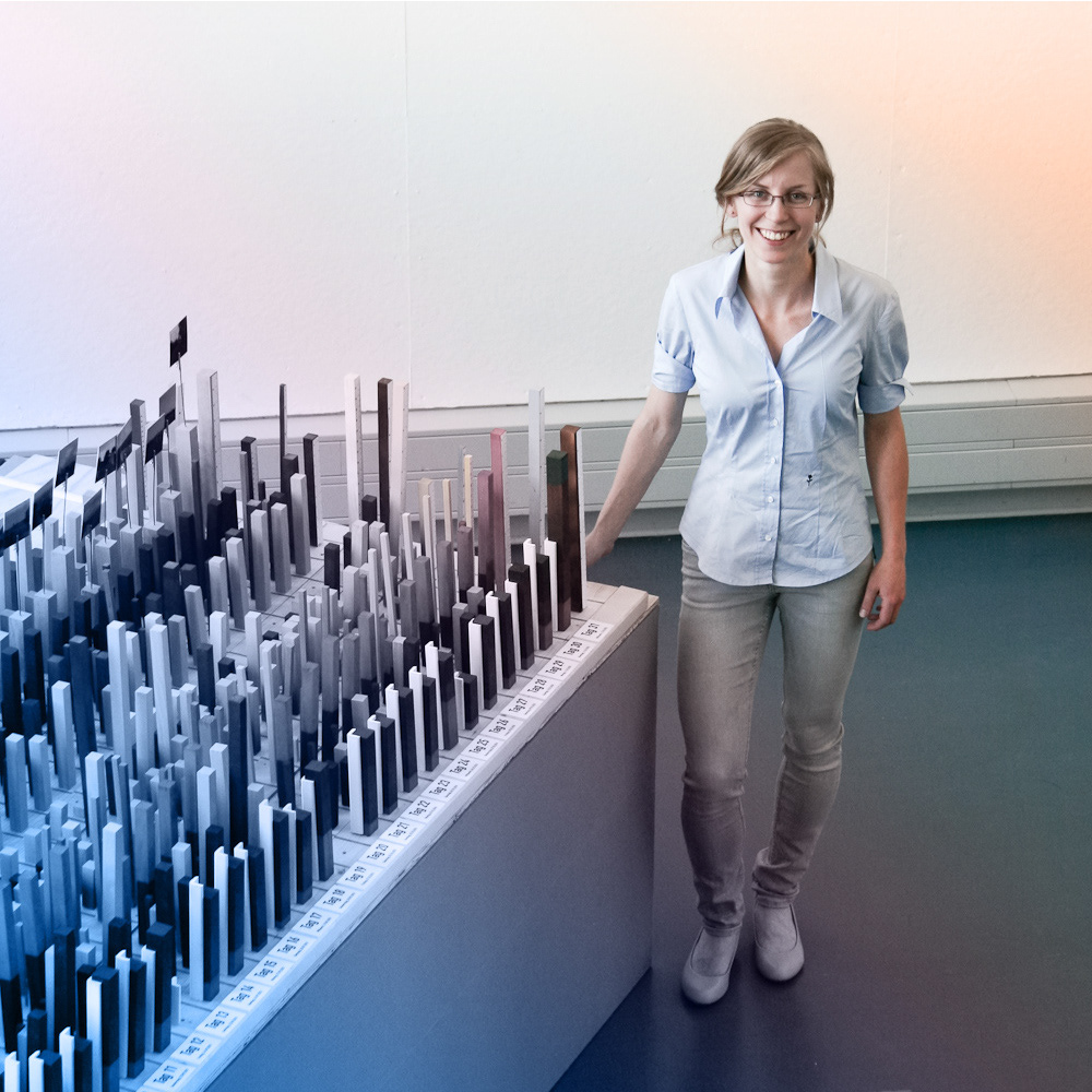 Lena Teuber – visualtraces vor einer Infografik