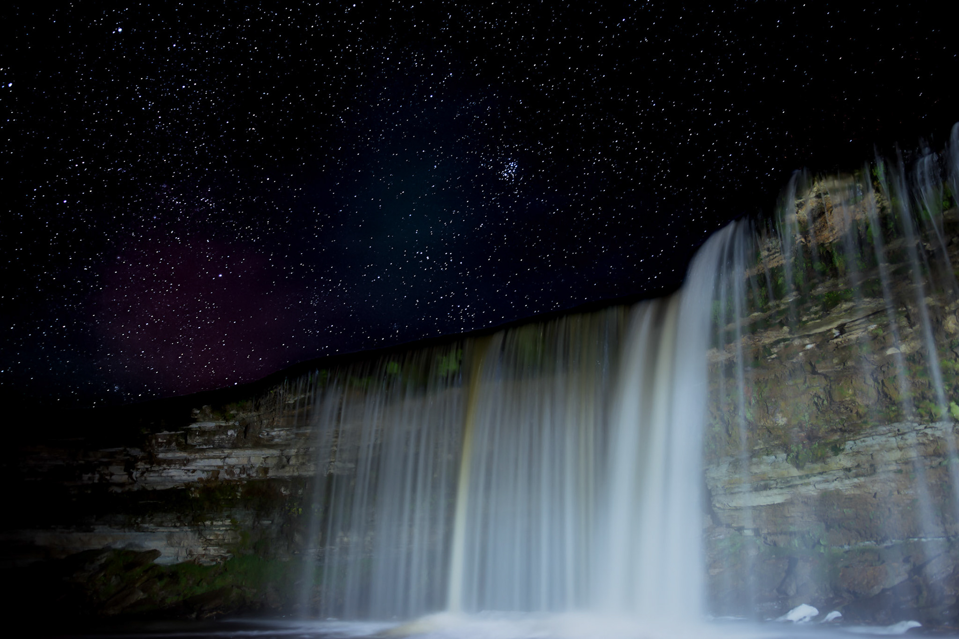 Waterfall in starry night / Juga tähises öös