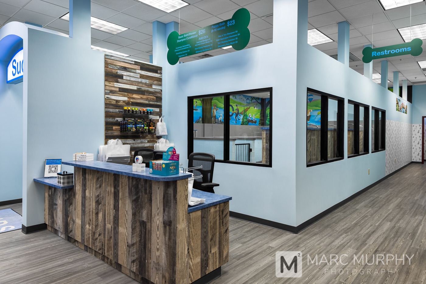 Wag N Suds Check-In Desk with counter, chair, products and windows to grooming area
