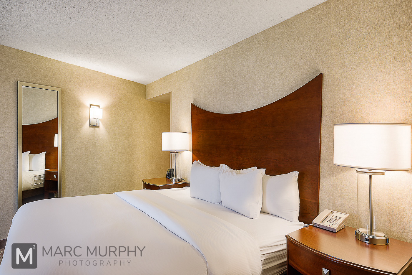 Double Tree by Hilton Johnson City Hotel Bedroom With Bed, Lamps and Mirror