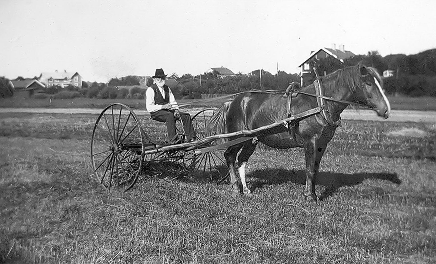 Leonard Andersson (1862-1967) vars gård var belägen i centrala Kullavik.