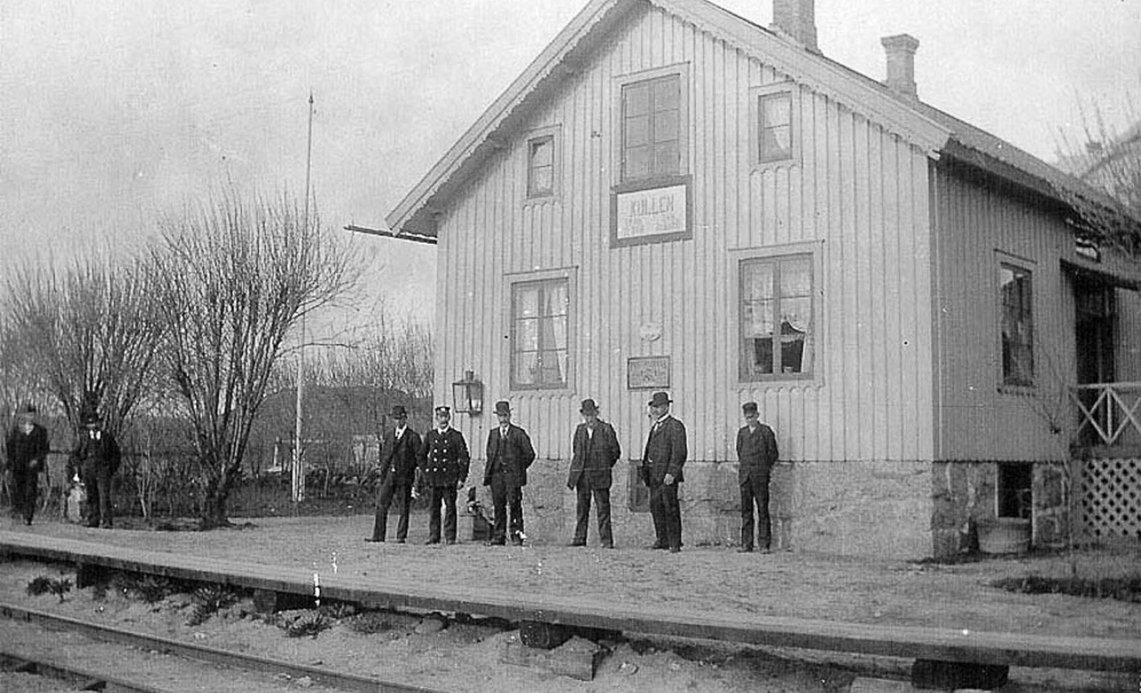 Säröbanan: Kullens station 1910 med väntande passagerare och stationsföreståndare (stins) Henriksson i järnvägens uniform. 1911 ändrades Kullen till Kullavik.