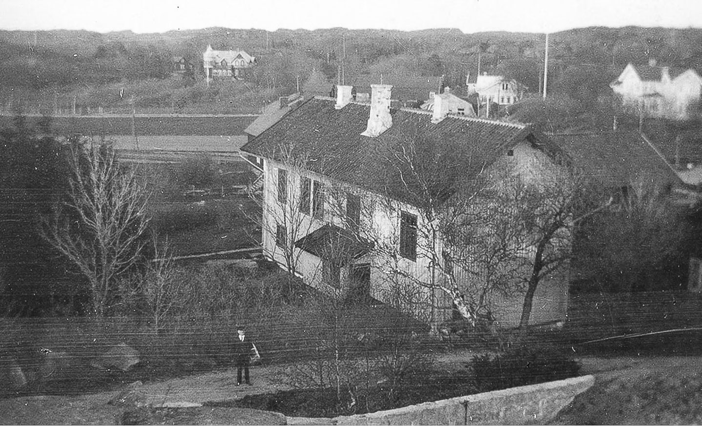 Frk. Hanssons även kallad Lantmätarns. Året är 1930. Mannen på bilden är Gustaf Rönnbom som detta år  byggde sin handelsträdgård i Kullavik.