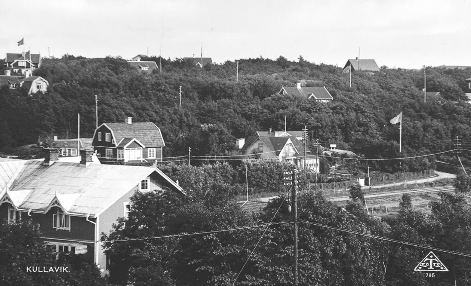 Kullavik med Claessons affär, Hagkvist och Bonanders hus. Vykort förlag C.A. Träff utgivet i slutet av 1920-talet.