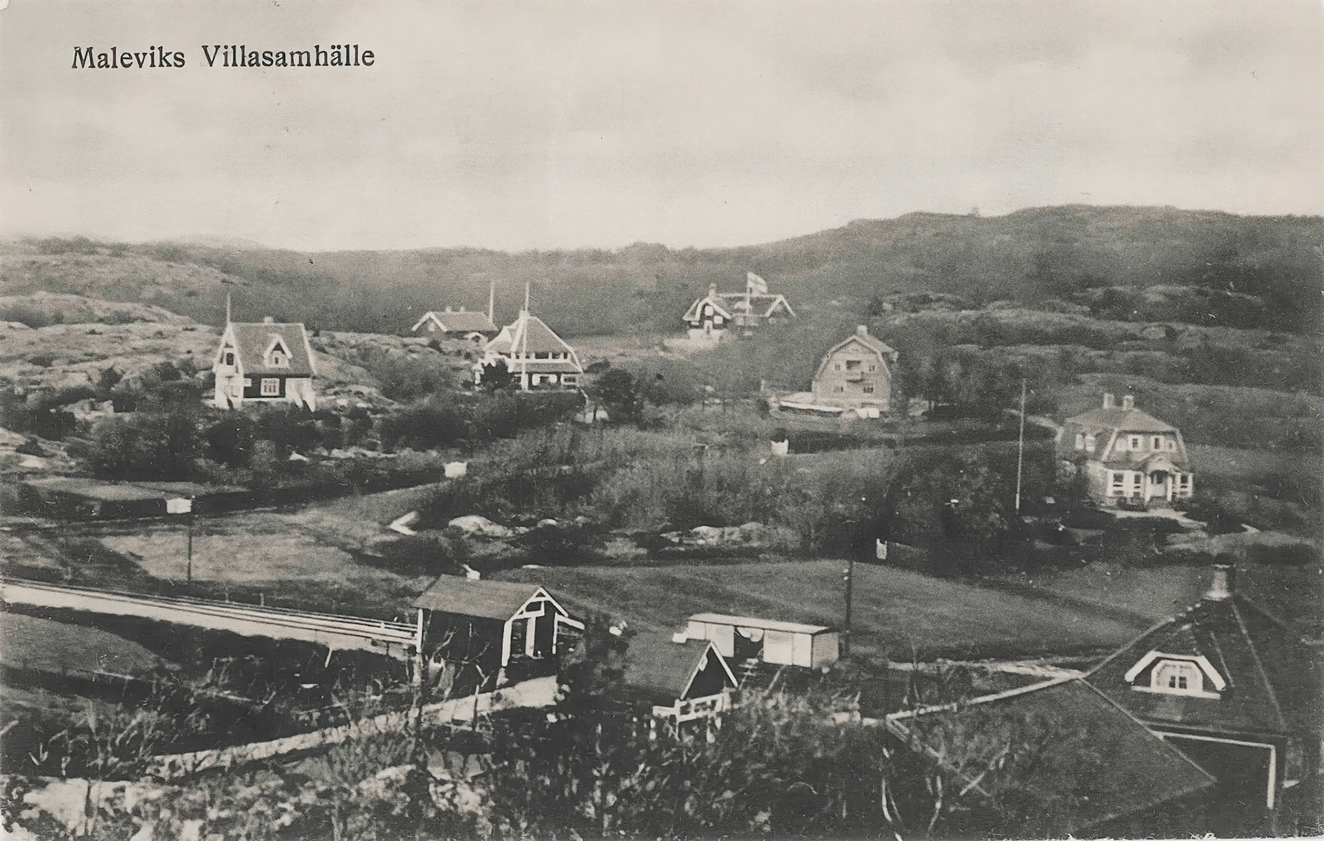 Malevik år 1910. De gamla villorna och stationshuset. På stationen står en sk sommarvagn.