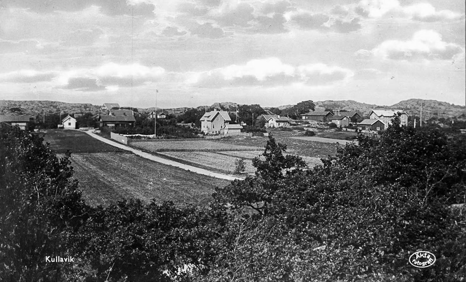 Kullavik 1920 ca. Huset i fonden är Täppan. Th syns frk. Hanssons och Claessons affär.