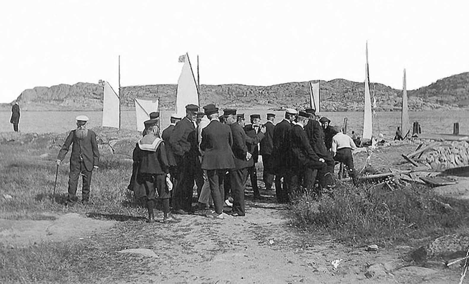 Hamnen med ångbåtsbryggan i början av seklet.