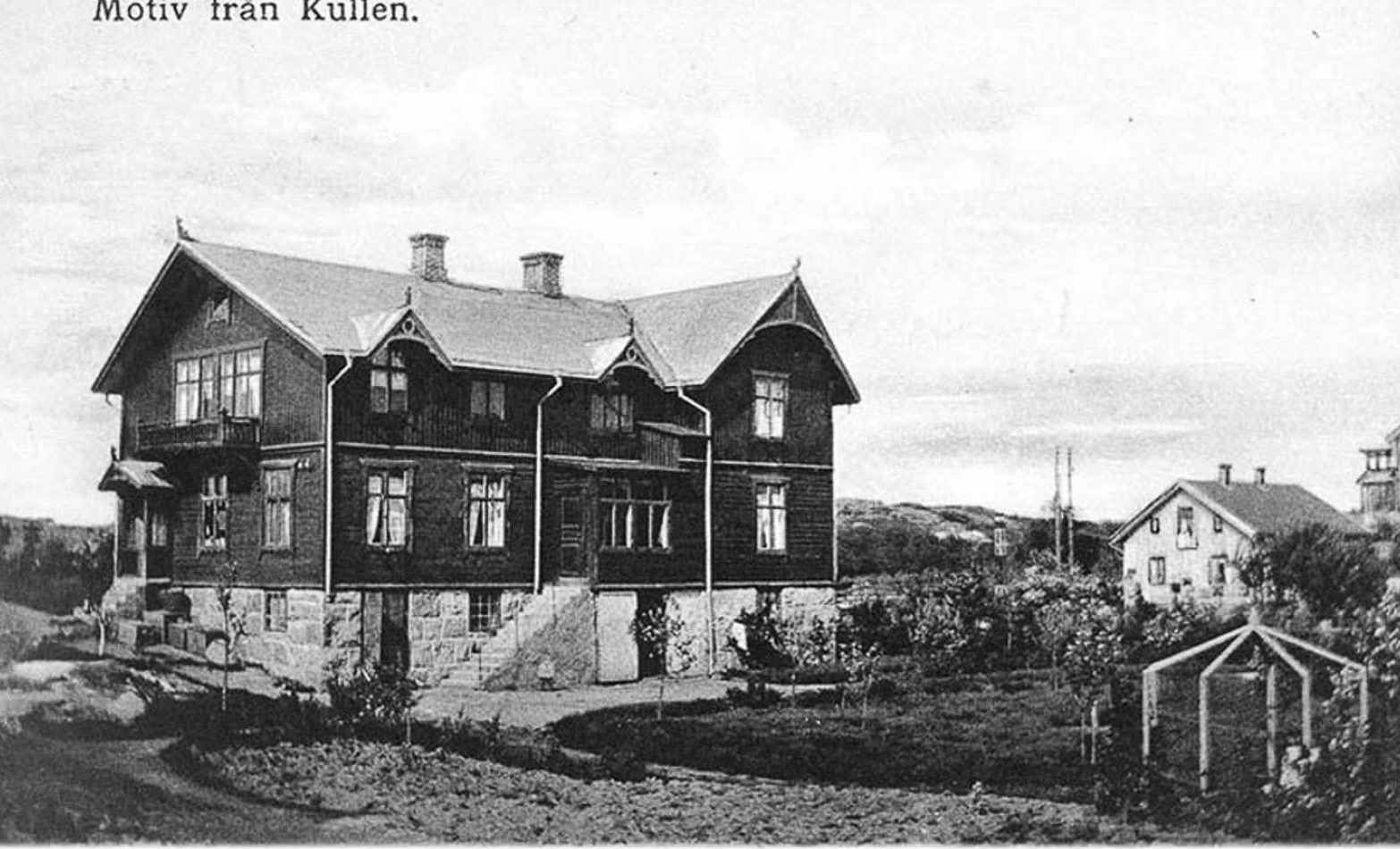 Carl Claessons affär. Huset byggdes 1904 av Ludvig Andersson från Sandlyckan. Vykort från 1910.
