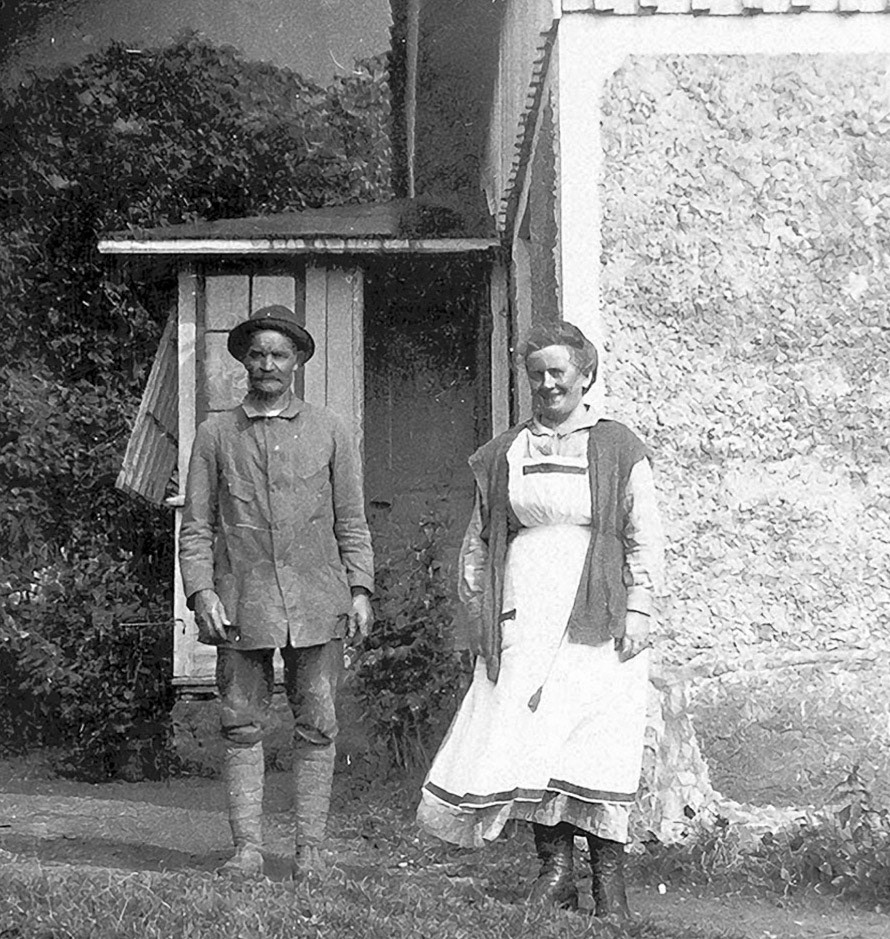 August Kullgren född 1867 och Hulda född 1877 i Skallsjö. Gård tillhörande Kullen 2.