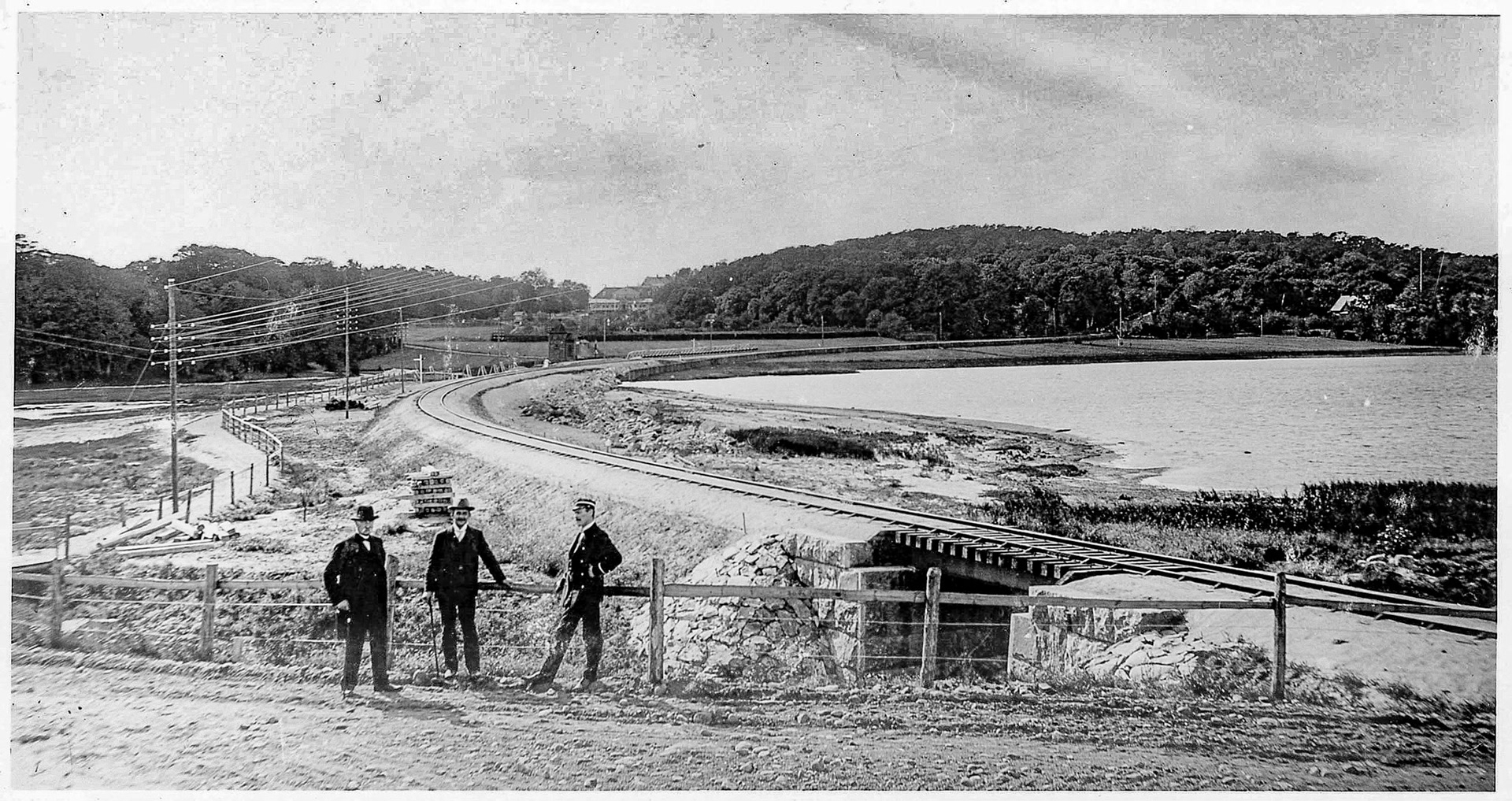 Den färdigställda banken  sträckan Munkekullen - Särö Västerskog år 1904. Personer från vänster :Grosshandl. Aug. Carlsson, en av inititivtagarna till GSJ, danske ingenjören Schultz från byggnadsfirman ,som utförde byggnationen och stinsen Heine, Släps station.