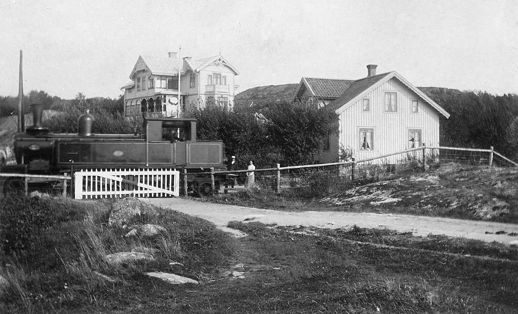 Ånglok nr. 2 passerar stationen år 1905 ca.
