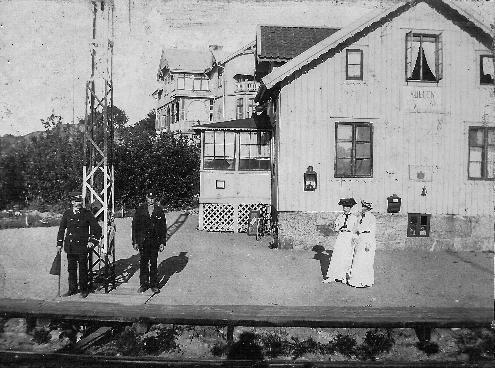 Kullens stationshus och villa Fridkullen. Stationsföreståndare Karl Henriksson med flaggan. 1910 ca.