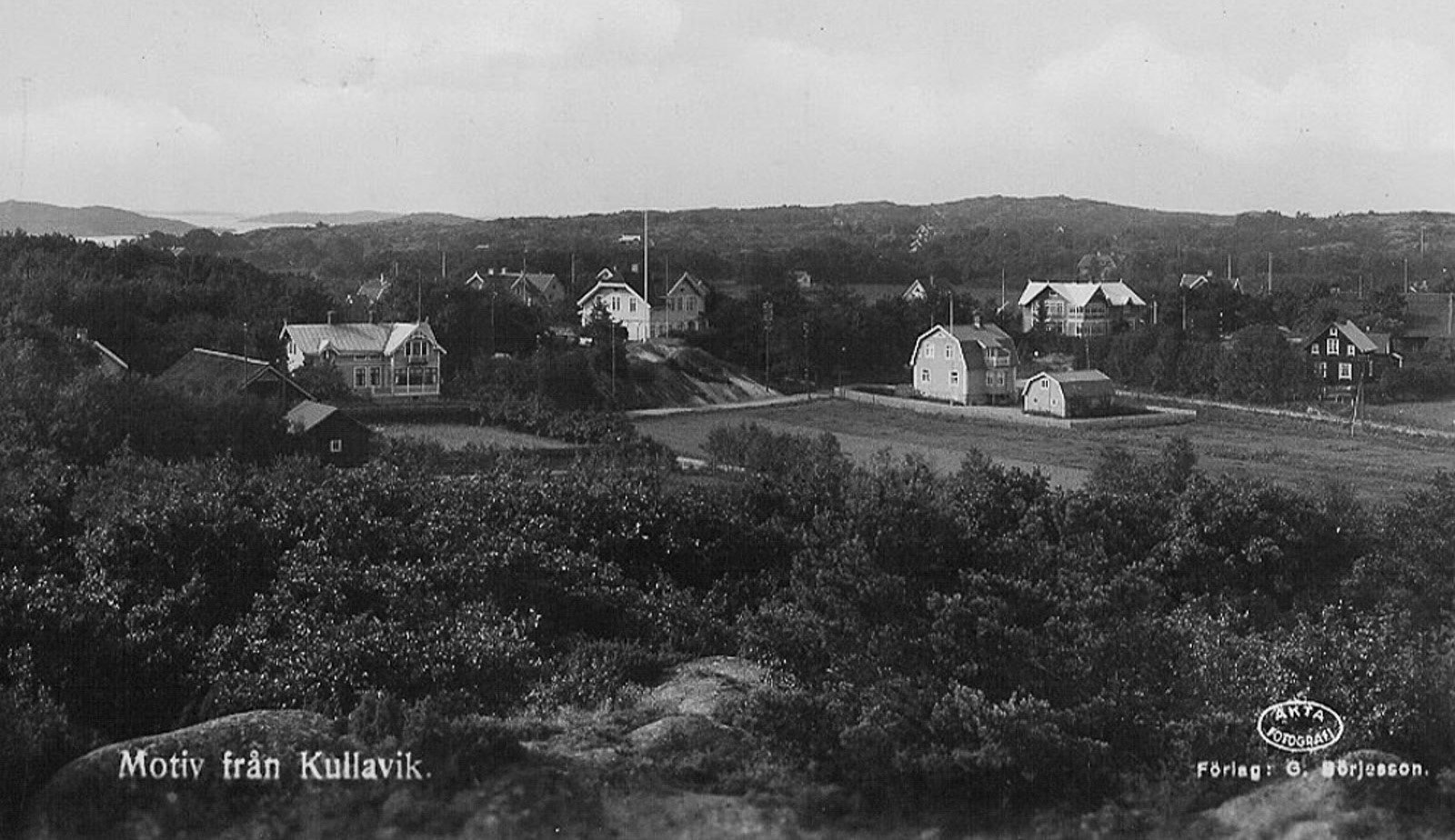 Kullavik efter 1930, hus fr. v. Börjessons gård, konsul Heden, Wikströms och Claessons affärer, Emil Strandberg.