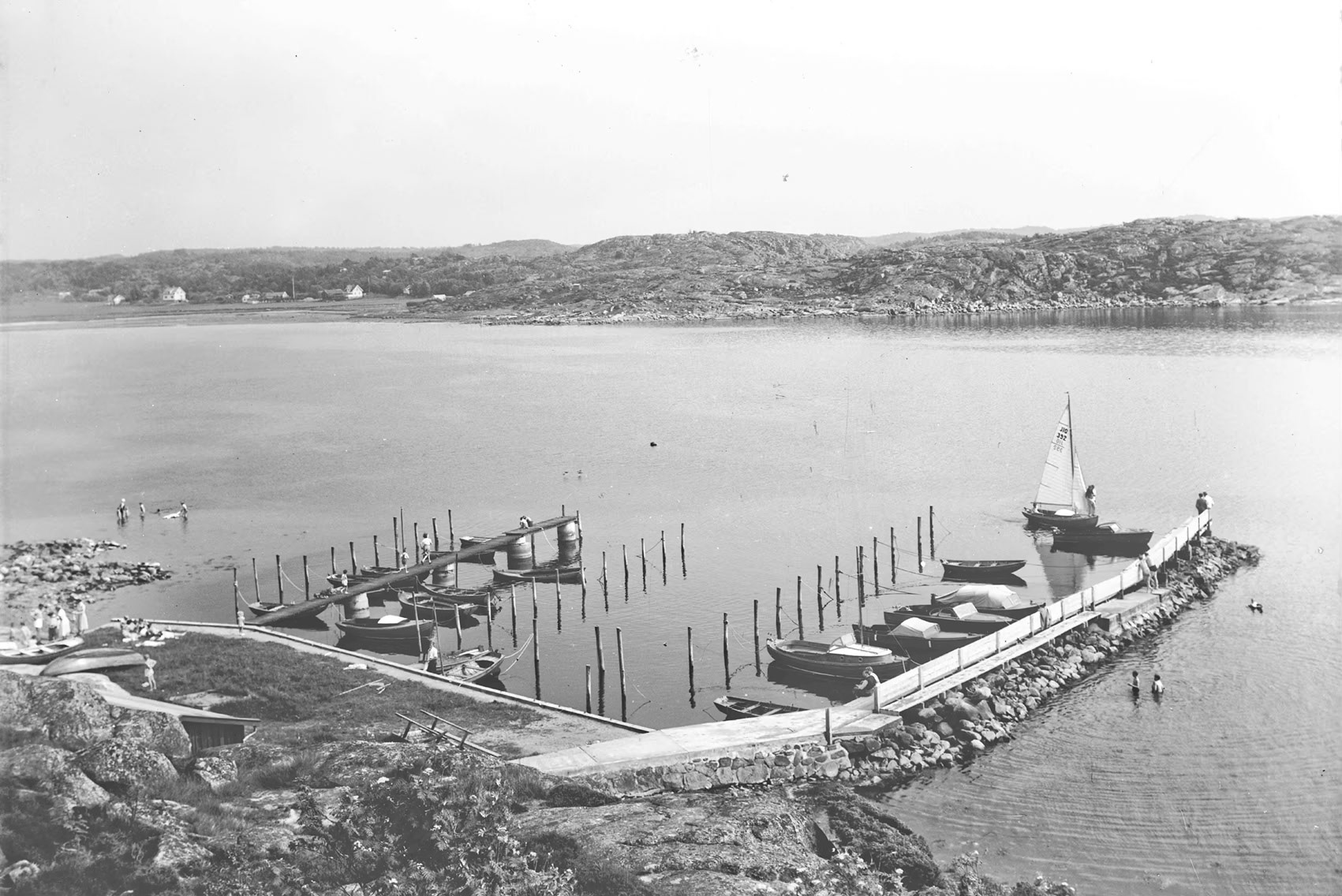 Träbåtar och badande i Maleviks hamn. Bör vara ca. 1950.