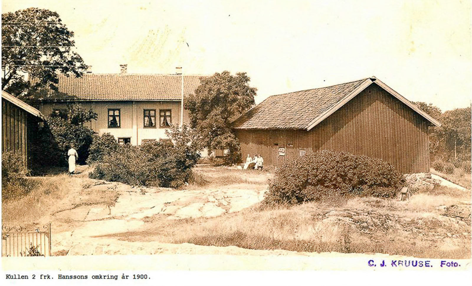 Fröken Hansson "Lantmätarns". Byggnaderna var belägna mittemot Claessons affär. Revs på 70-talet.