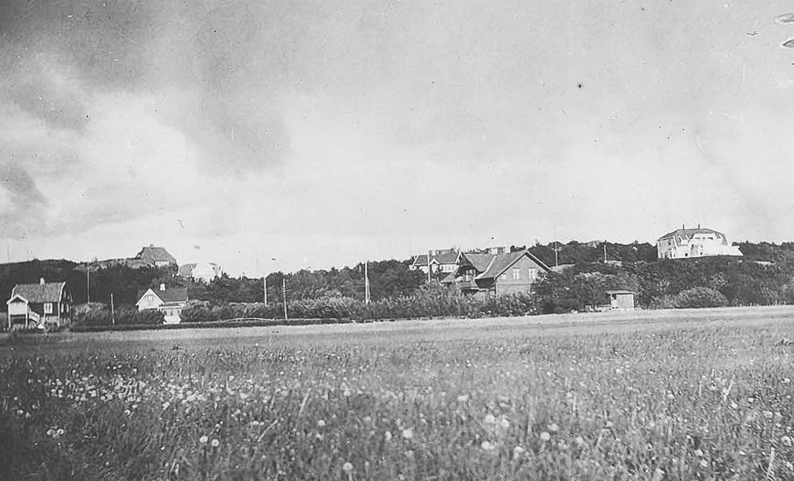 Tidiga hus i Kullavik. Th Bernströms. Tv Hagkvist. Bild från 1920 ca.