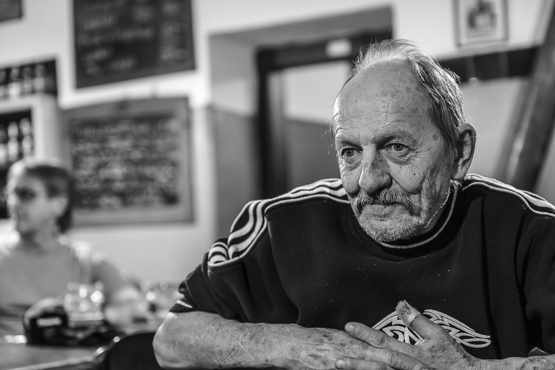 Rybář na kopci. Chytá ryby. Údajně. U vody jsem ho nepotkal, ale to asi bude tím, že se tam vyskytuji málo. Zato v hostinci na kopci se potkáváme skoro vždycky. Že by to bylo tím, že jsem tam často?