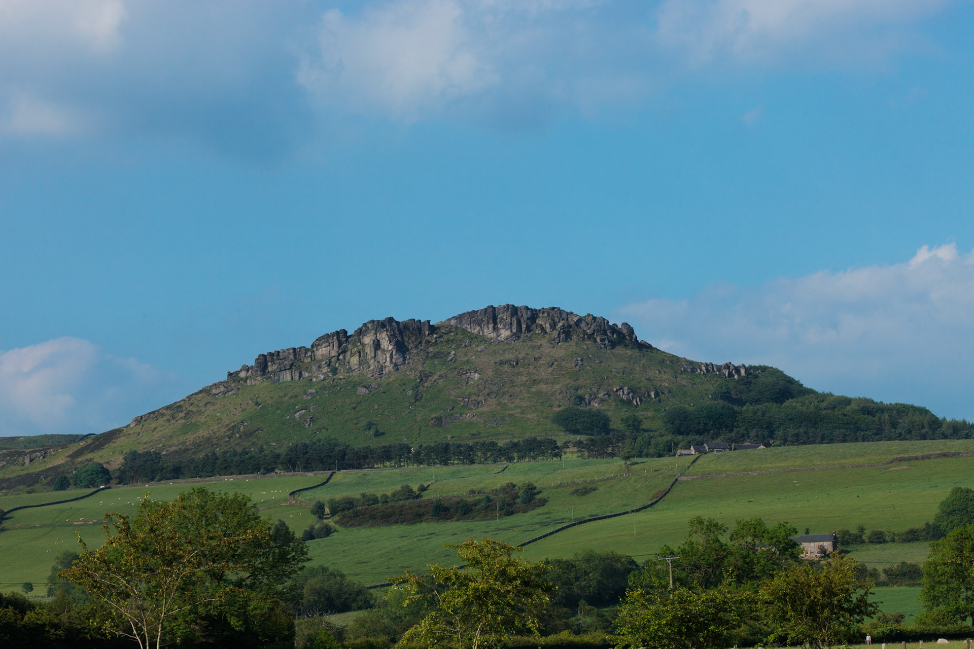 Hen Cloud, Roaches