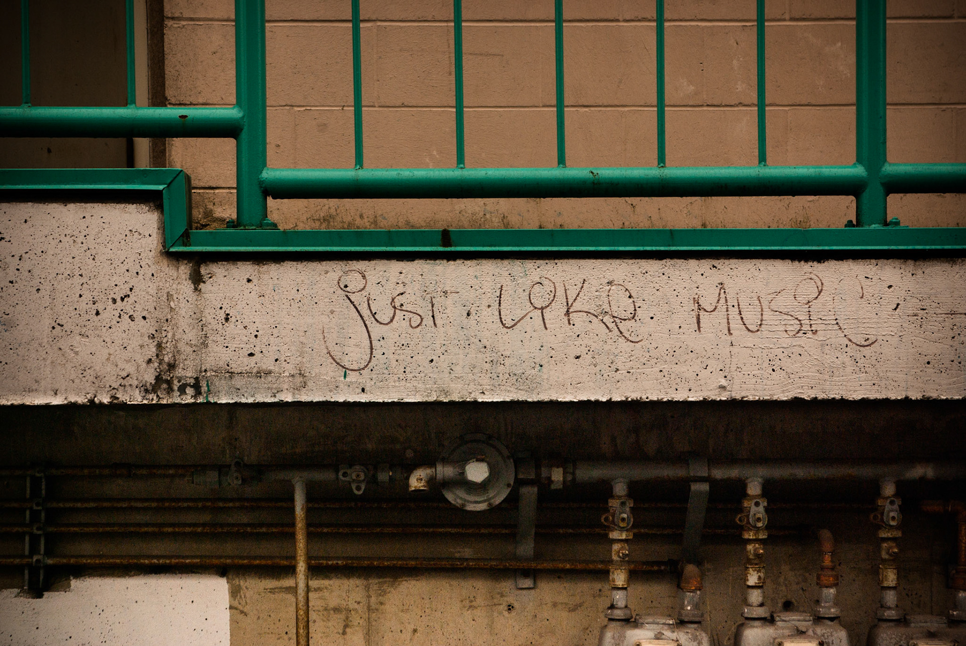 My ideas are just like music, there are a lot them that I don't like the sound of. On the other hand, when good ideas start flowing it's like good music, and I can't get enough! 
Currently, the music is on loud, and it sounds great!

What sound track do your pictures have?