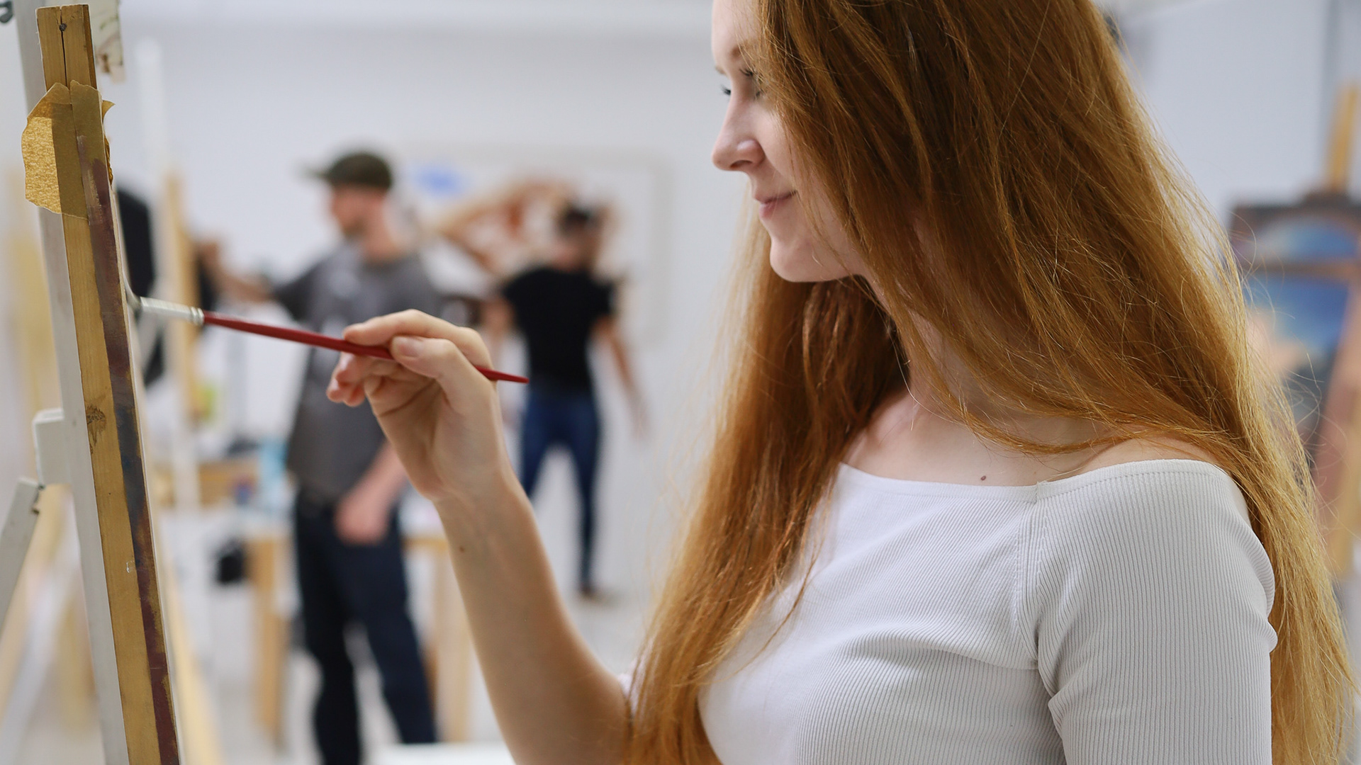 Giovana Töws painting in the Studio Scandelari, 2021