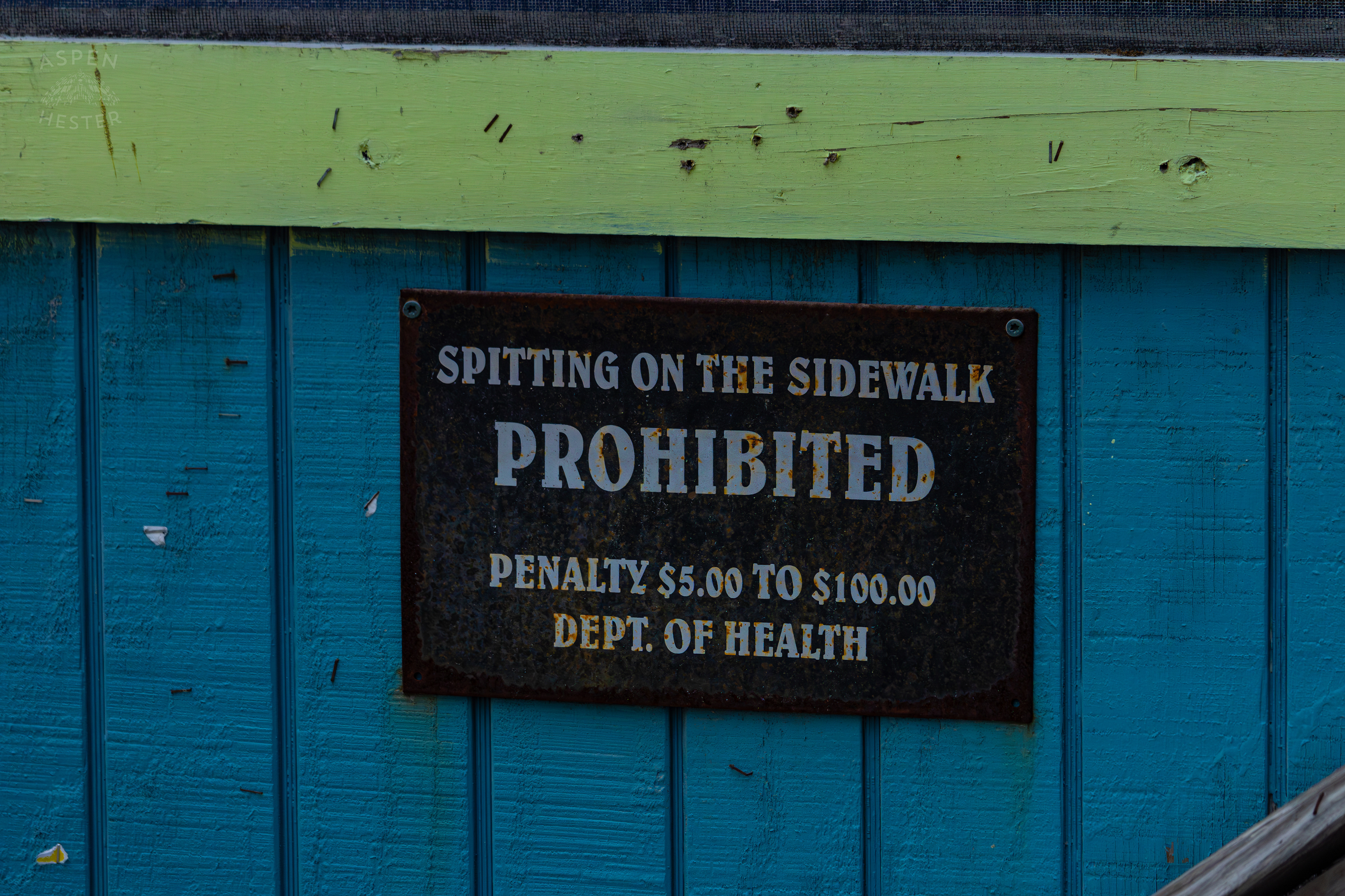 No Spitting Sign Outside Huc-A-Poos Bites and Booze on Tybee Island Georgia. June 25th, 2024/Aspen Hester