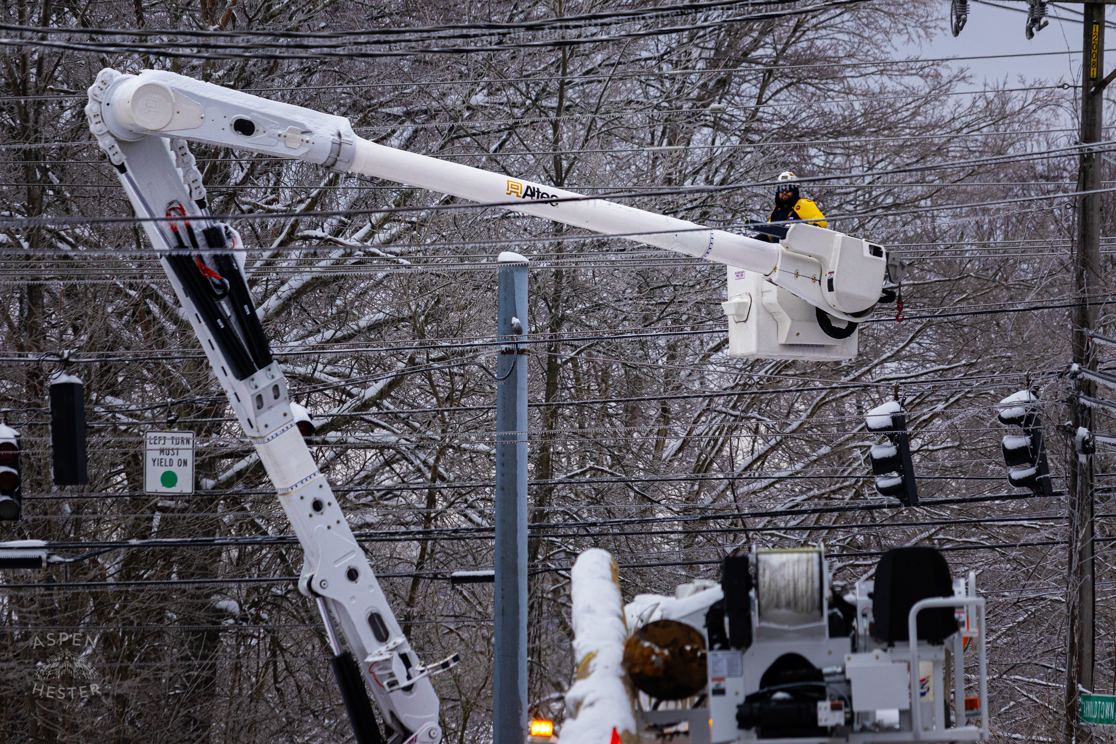 LG&E Crews Work to Restore Power to Customers in Waverly Hill After Outages Caused by Winter Storm Blair. January 6th, 2025/Aspen Hester