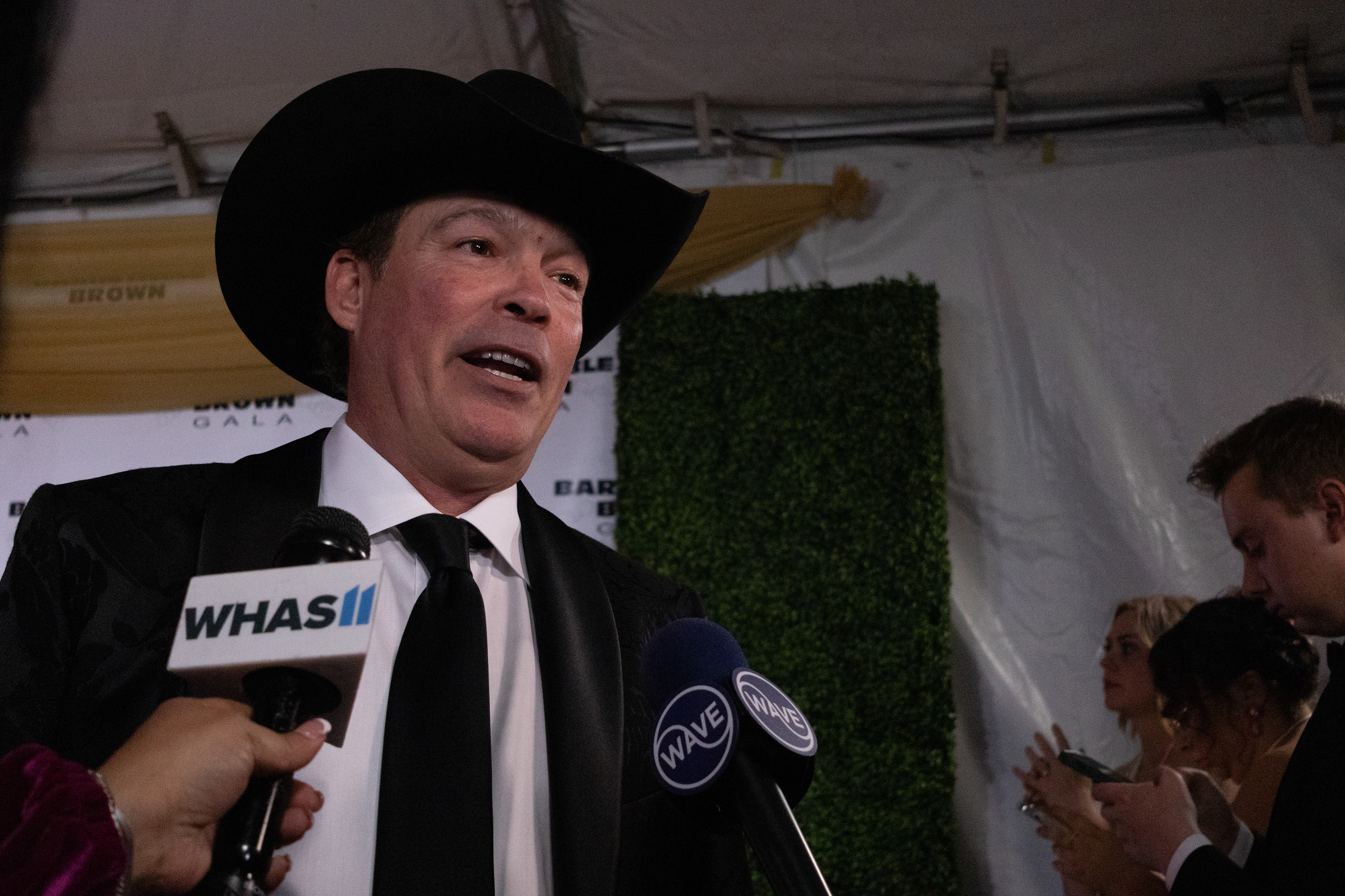 Clay Walker Talks to Reporters on The Red Carpet at The 2024 Barnstable-Brown Gala. May 3rd, 2024/Aspen Hester